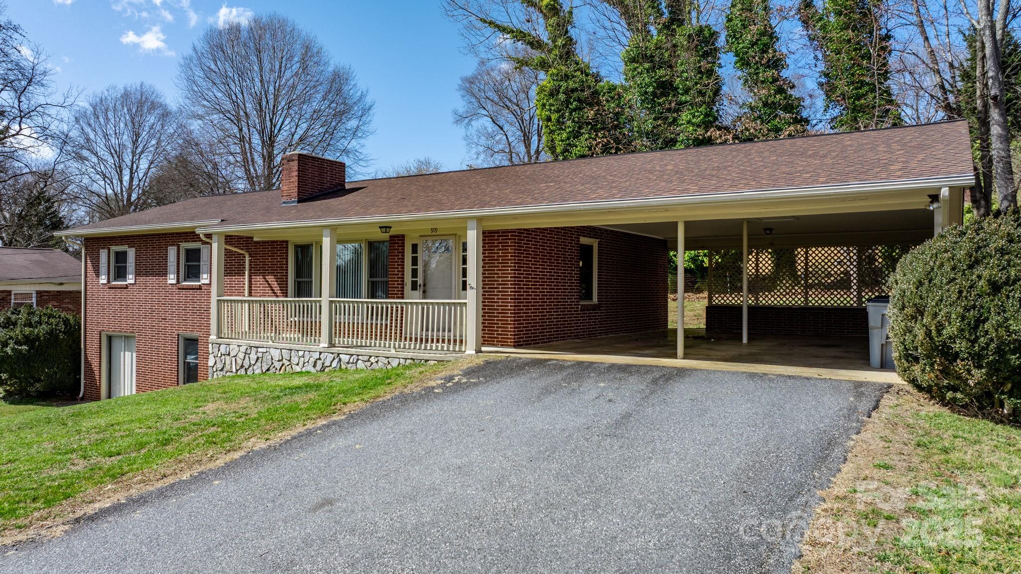 919 Pinecrest Place Property Photo