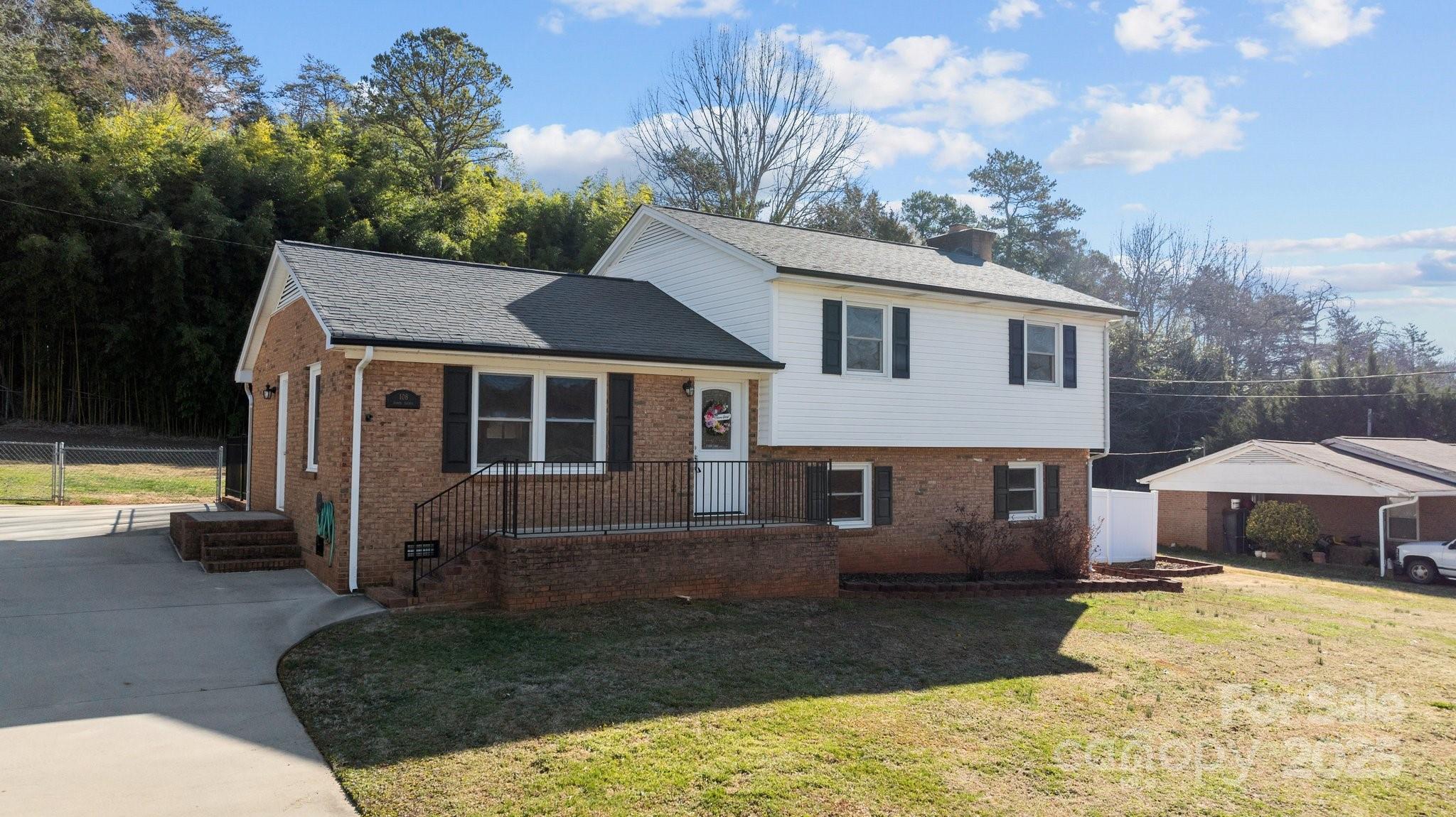 Hunter Huss Real Estate Listings Main Image