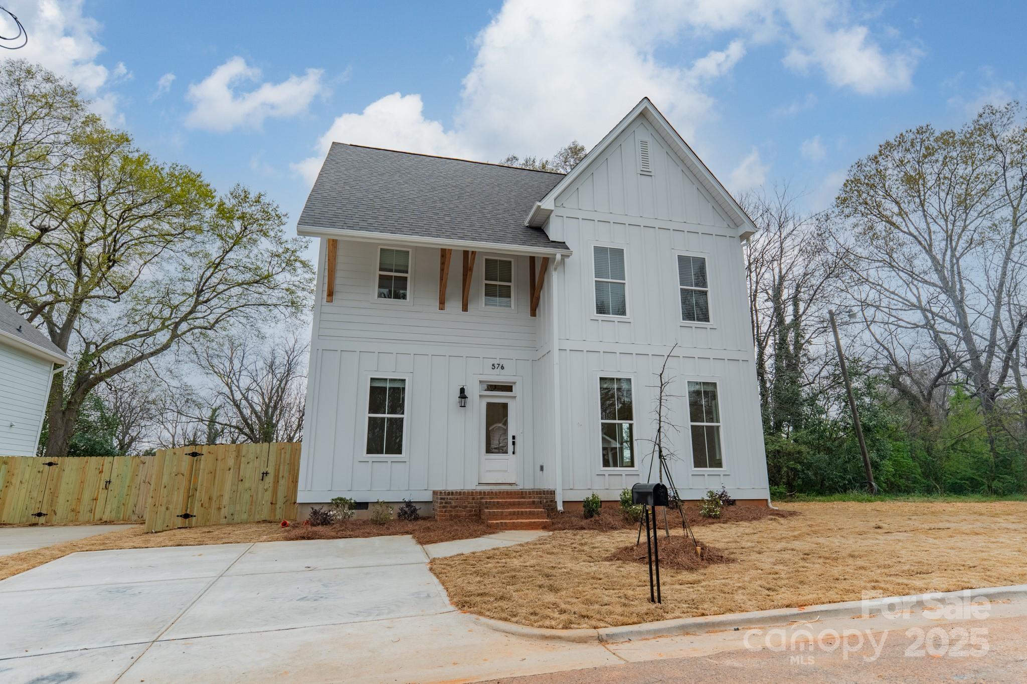 576 Reid Street Property Photo 3