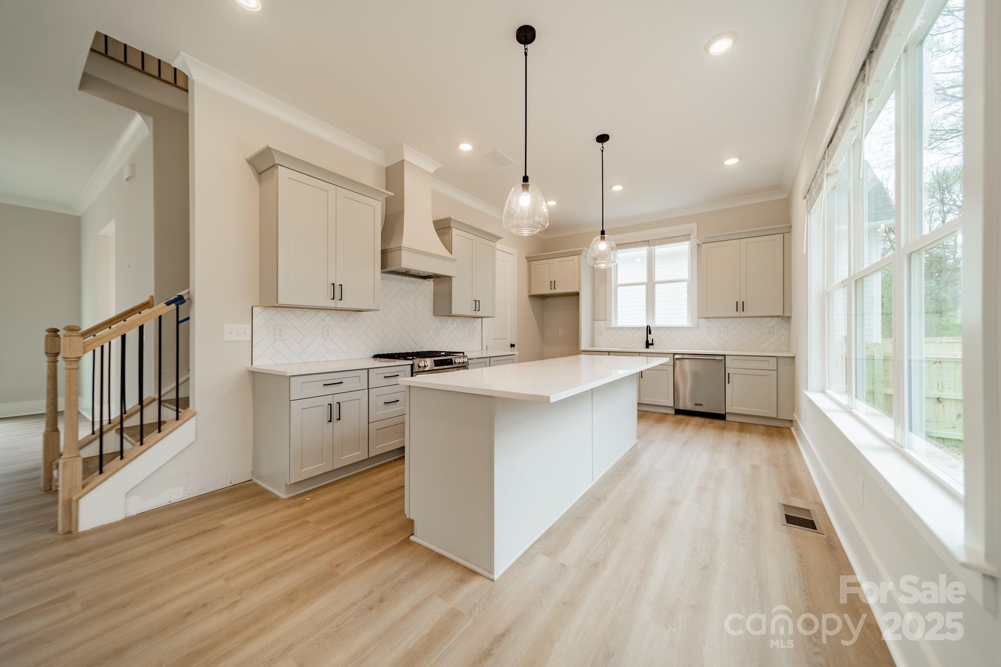 576 Reid Street Property Photo 11