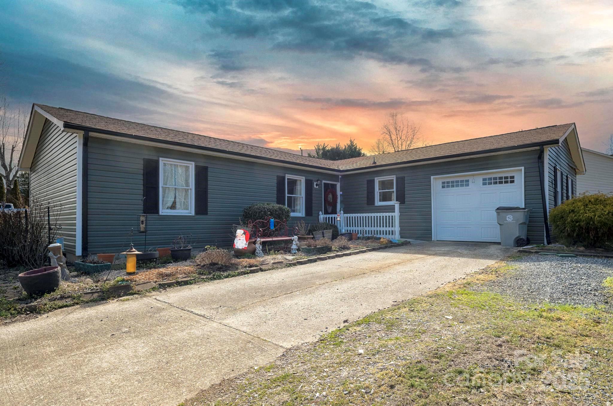 803 Southside Court Property Photo