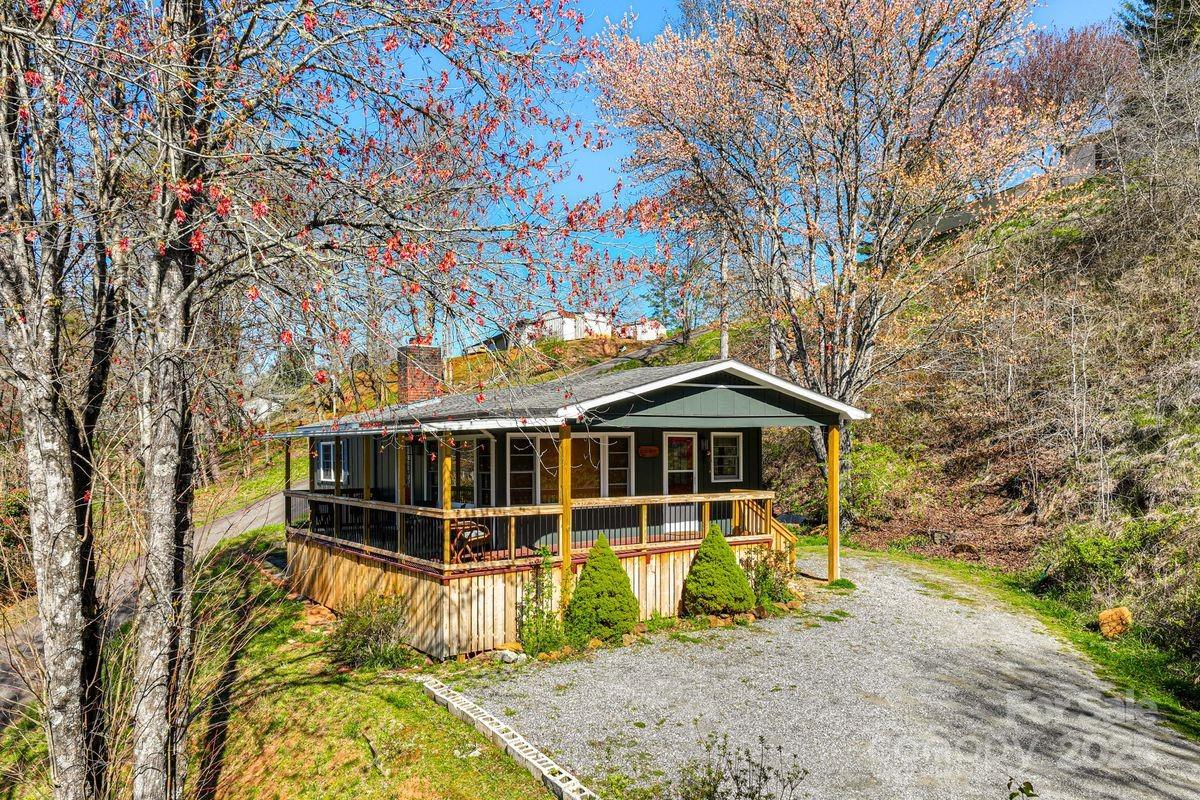 1152 South River Road Property Photo