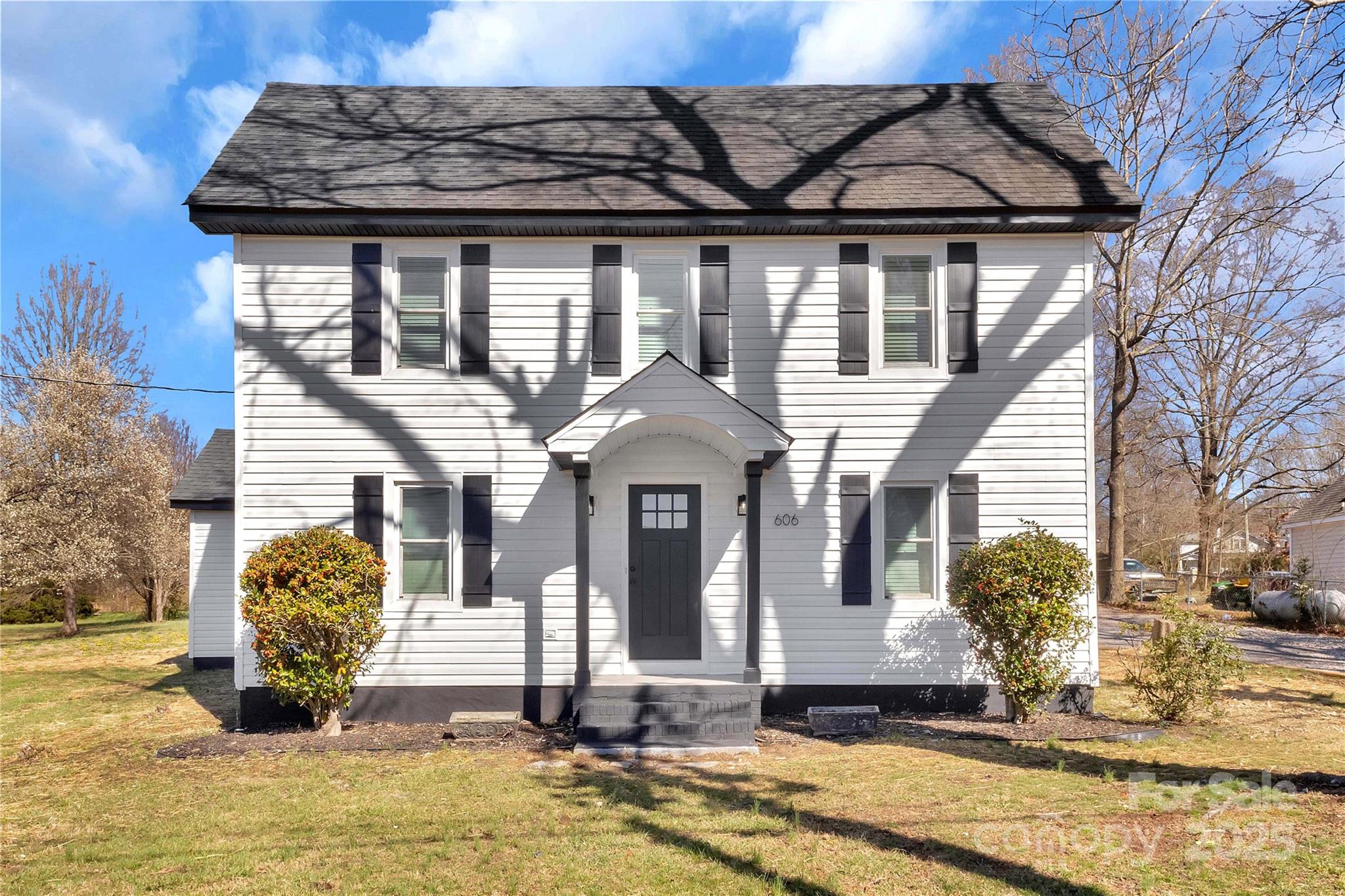 606 N Elm Street Property Photo