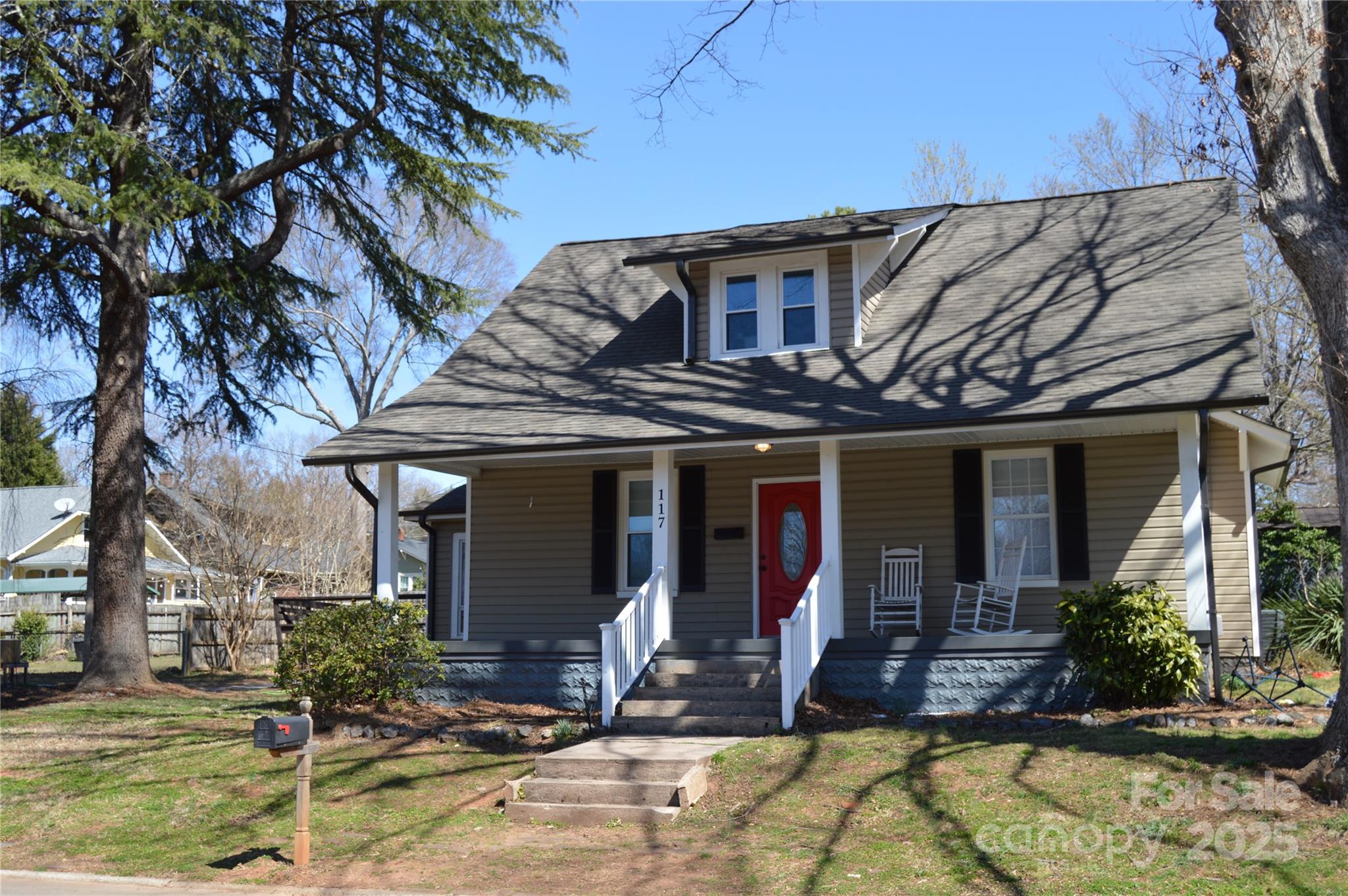117 S Oakwood Street Property Photo 1
