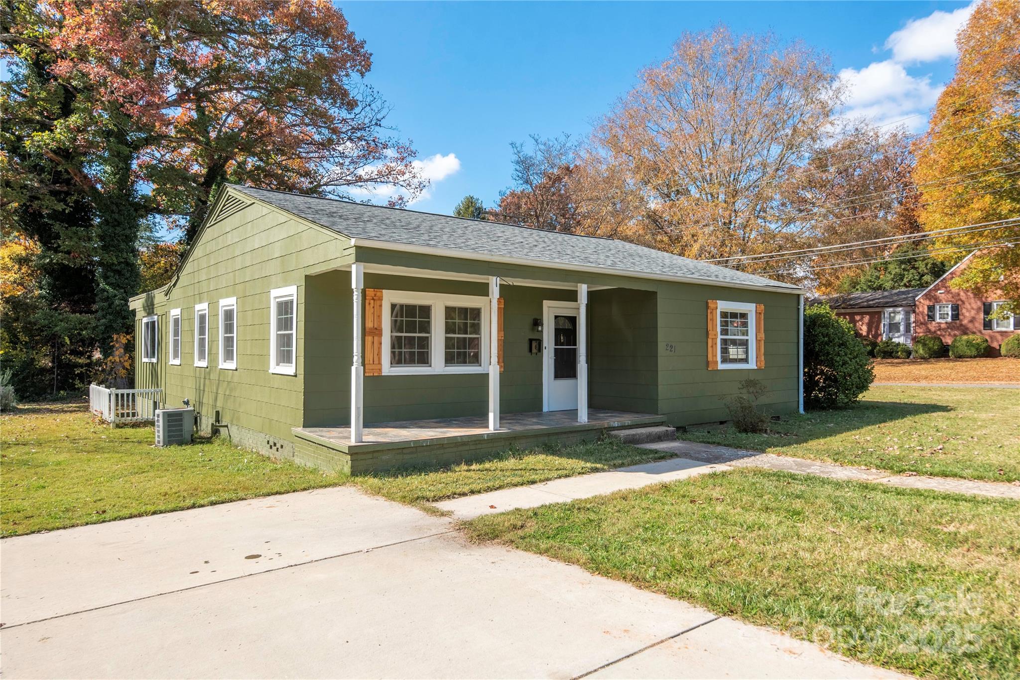 117 S Oakwood Street Property Photo 4