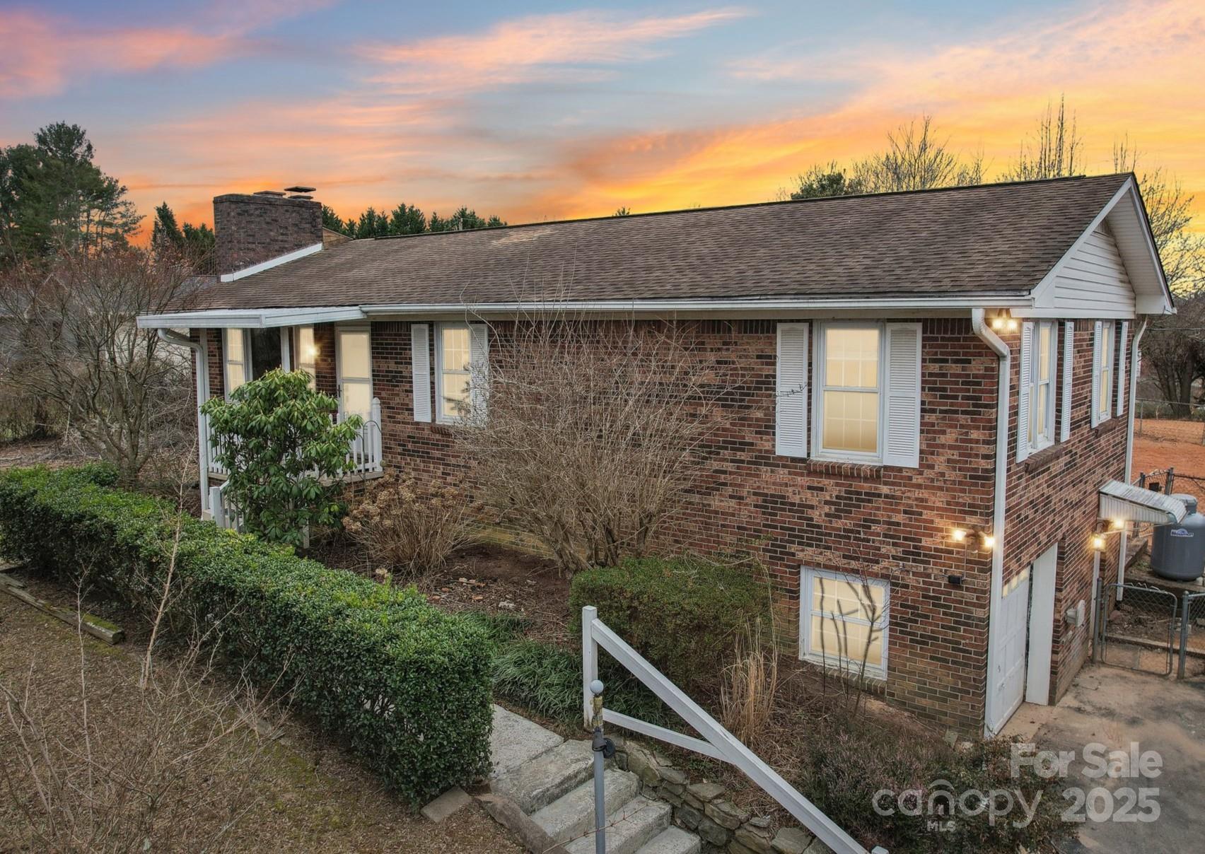 403 Crest Road Property Photo