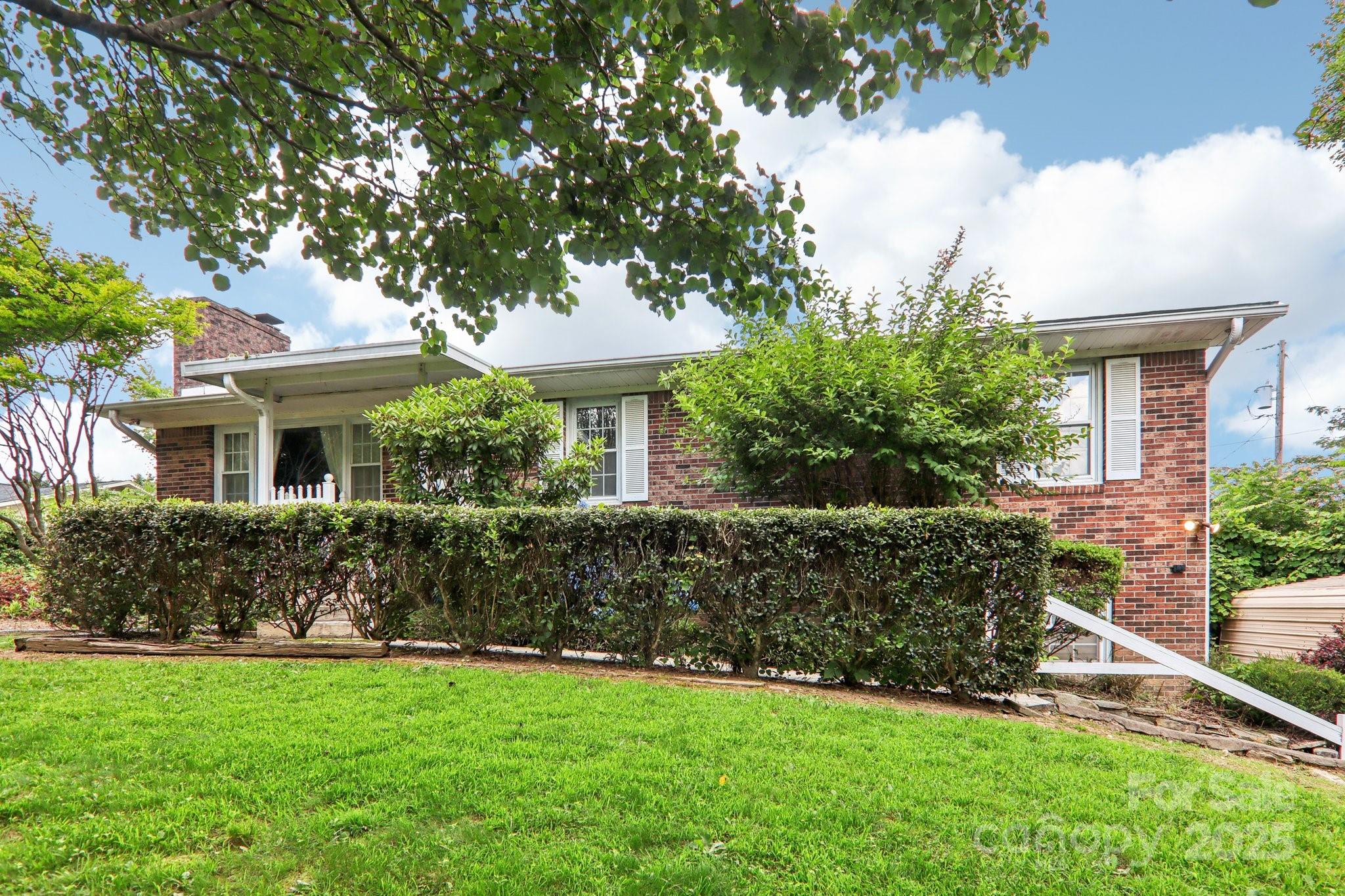 403 Crest Road Property Photo 1