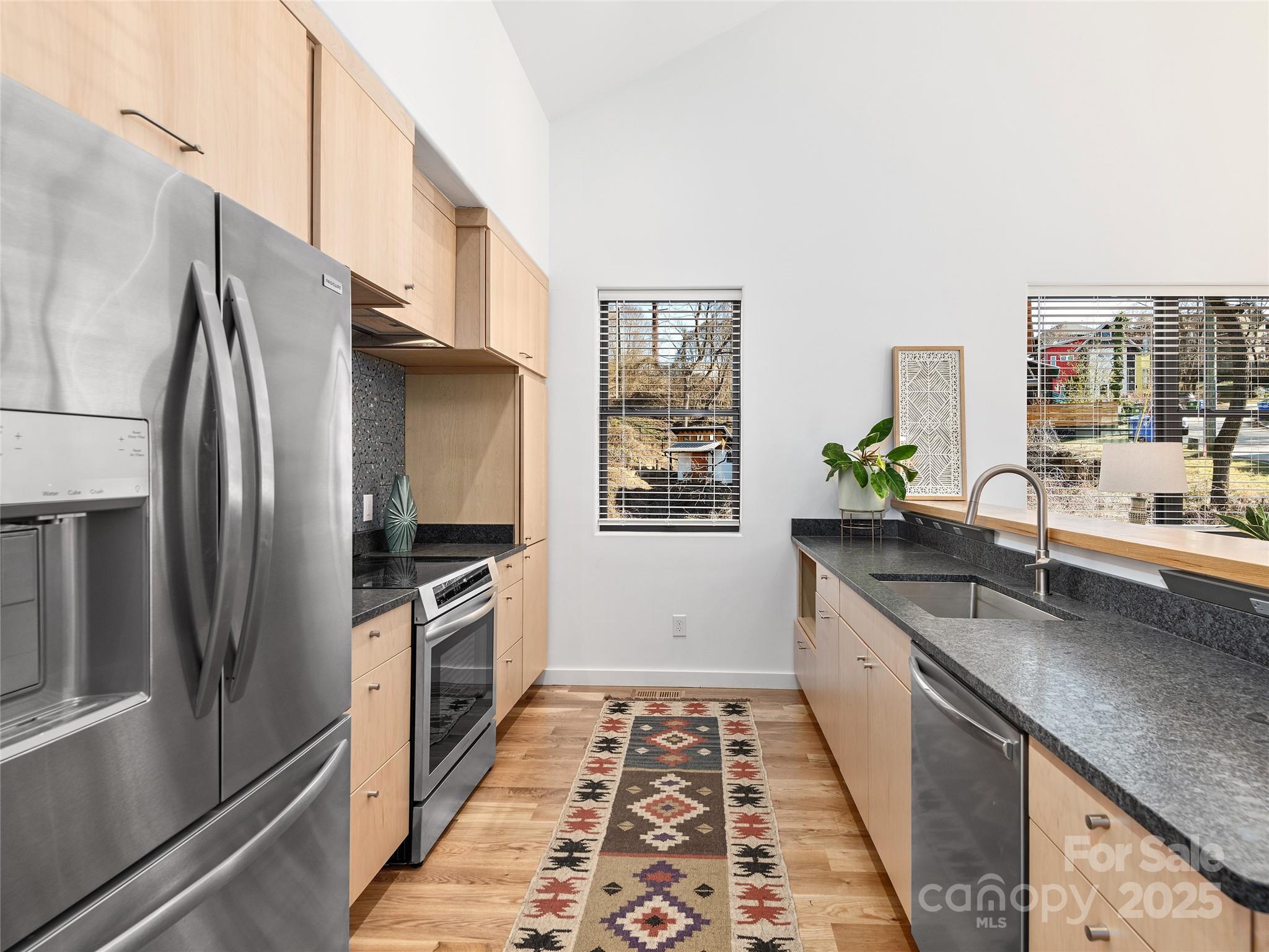 433 W Haywood Street Property Photo 10