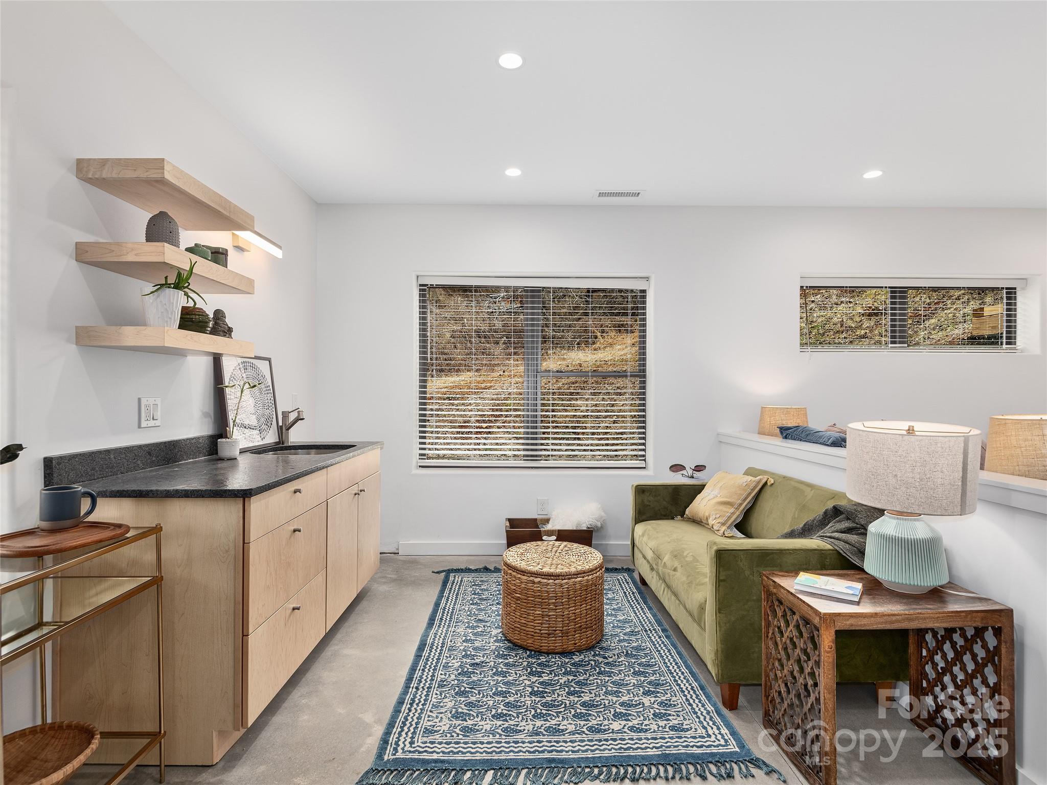 433 W Haywood Street Property Photo 17