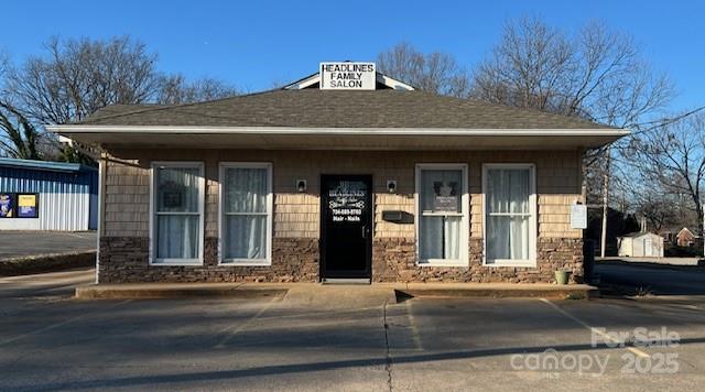 209 E King Street Property Photo 1