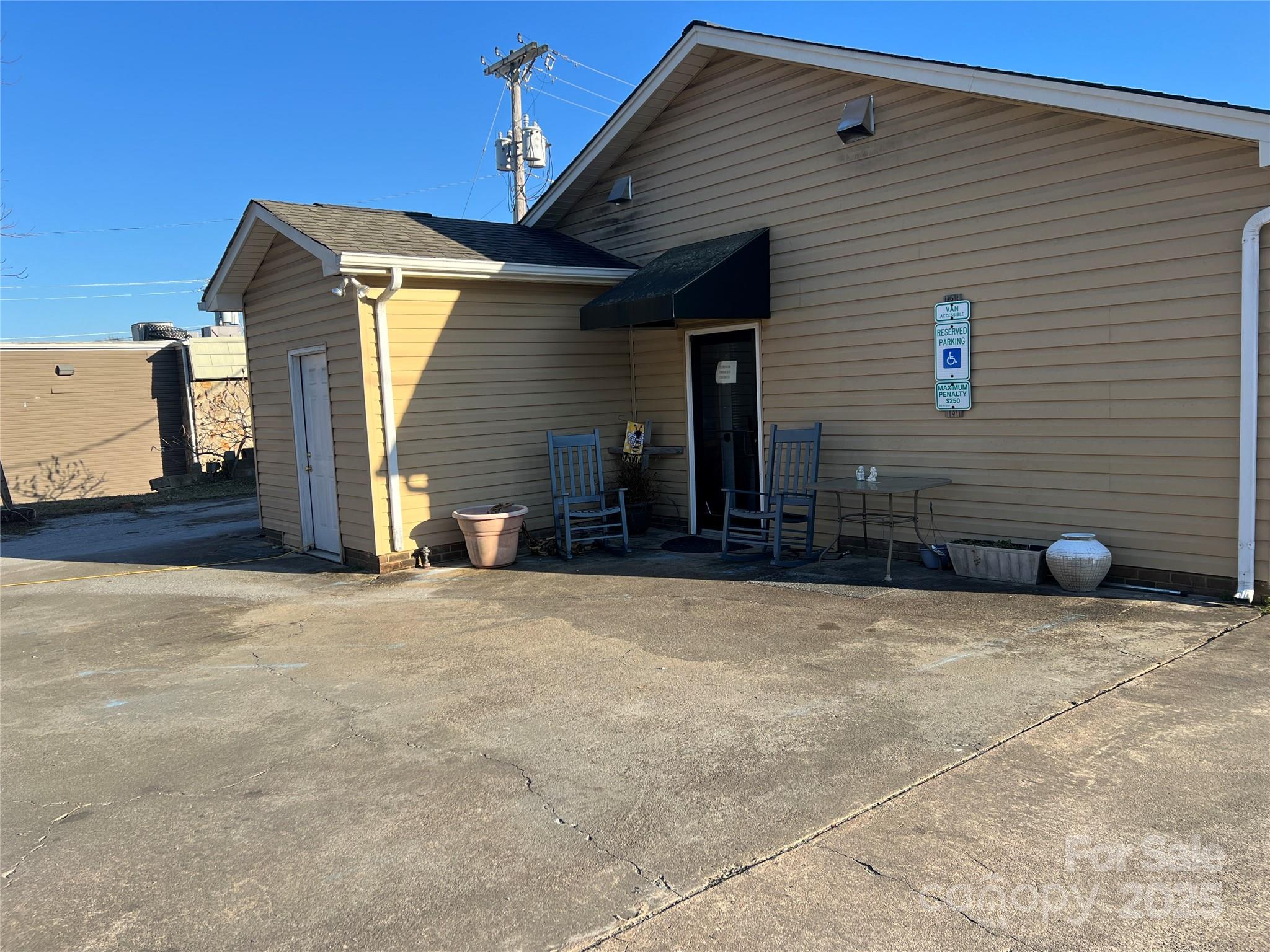 209 E King Street Property Photo 4