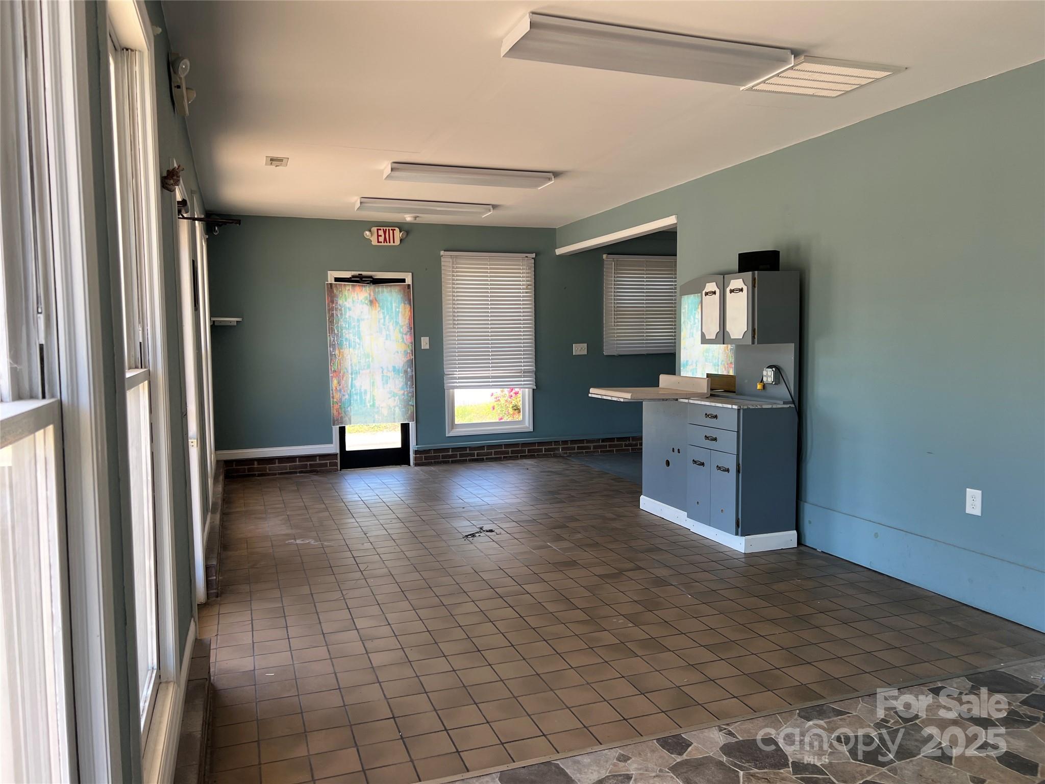 209 E King Street Property Photo 8