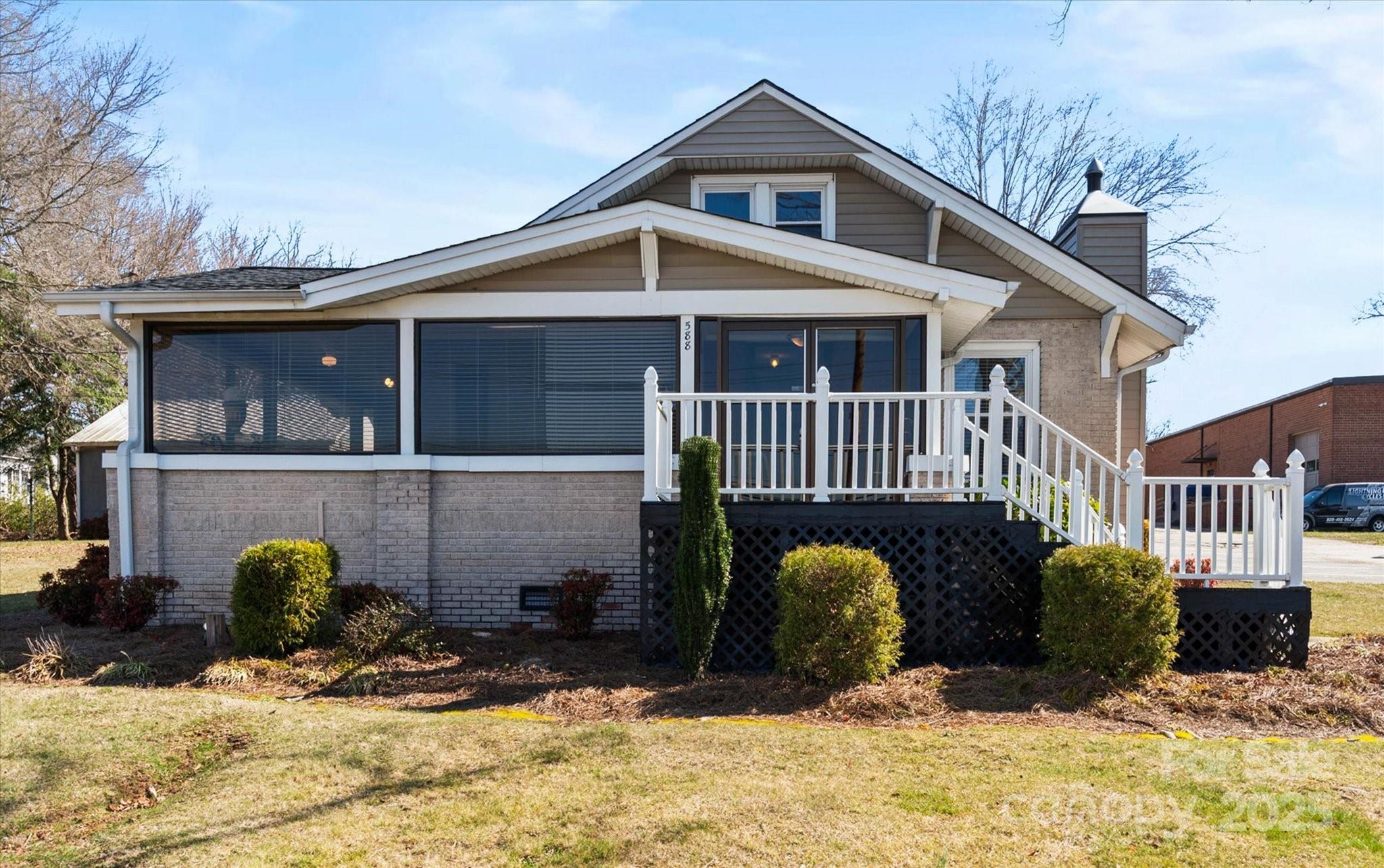 588 11th Street Property Photo 2