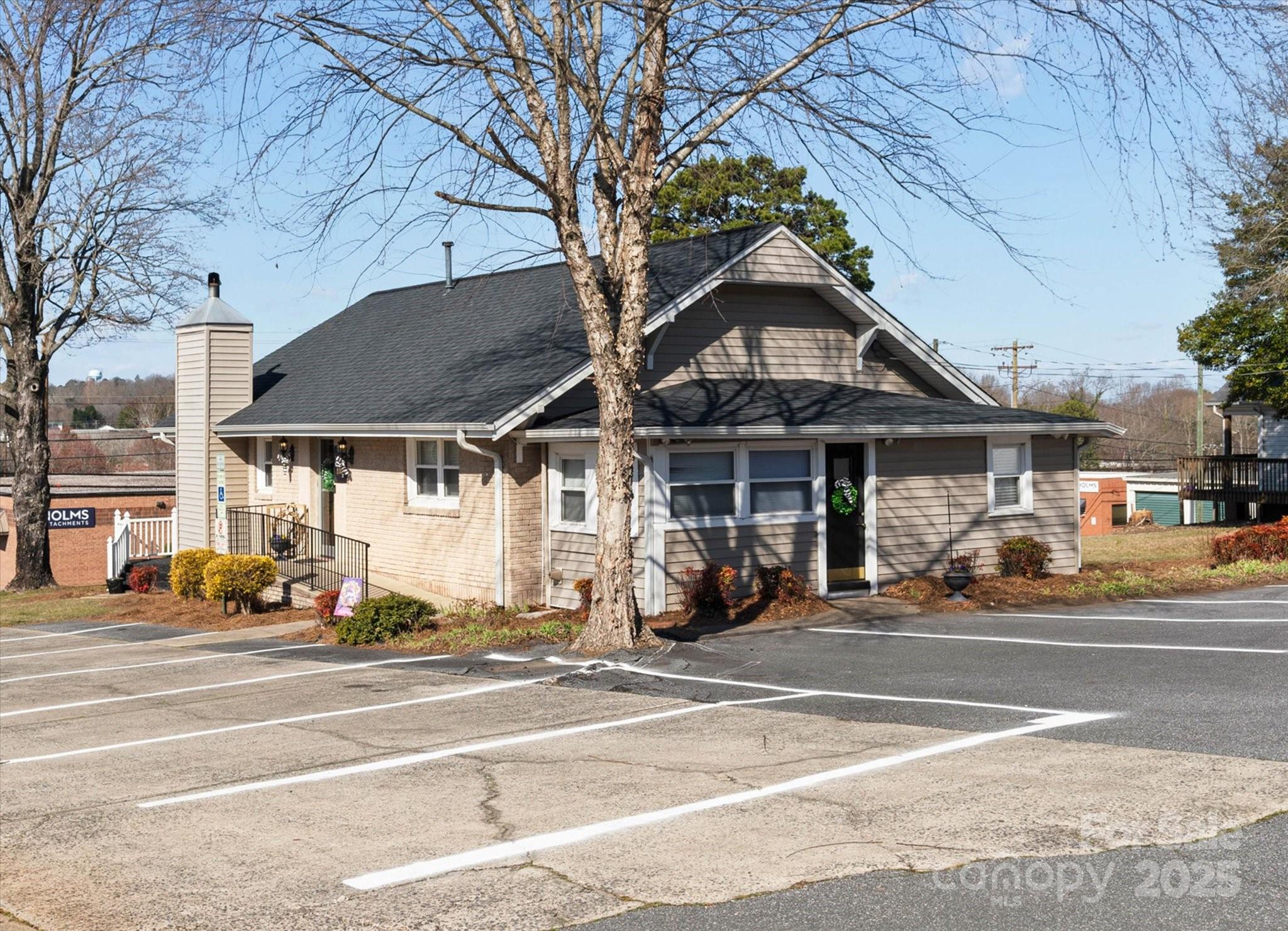 588 11th Street Property Photo 4