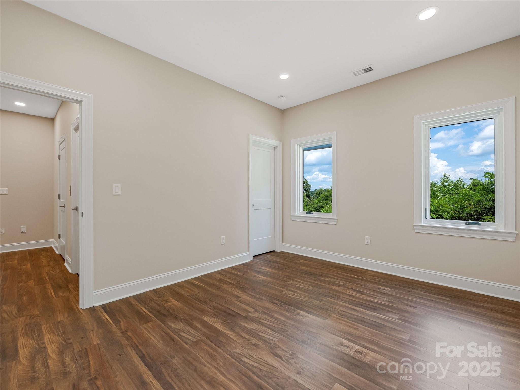 527 Falkirk Way Property Photo 33