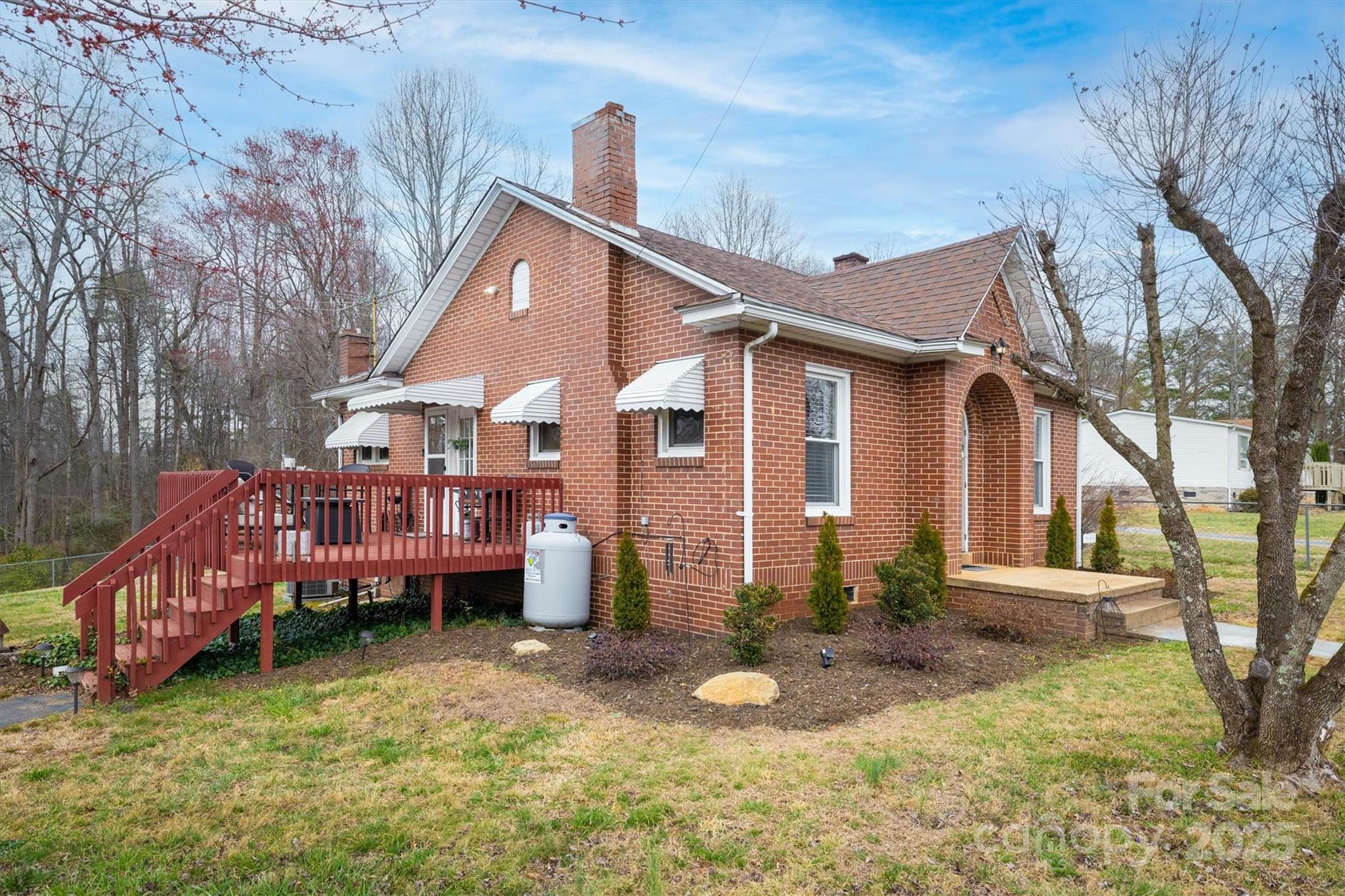 916 Powell Avenue Property Photo