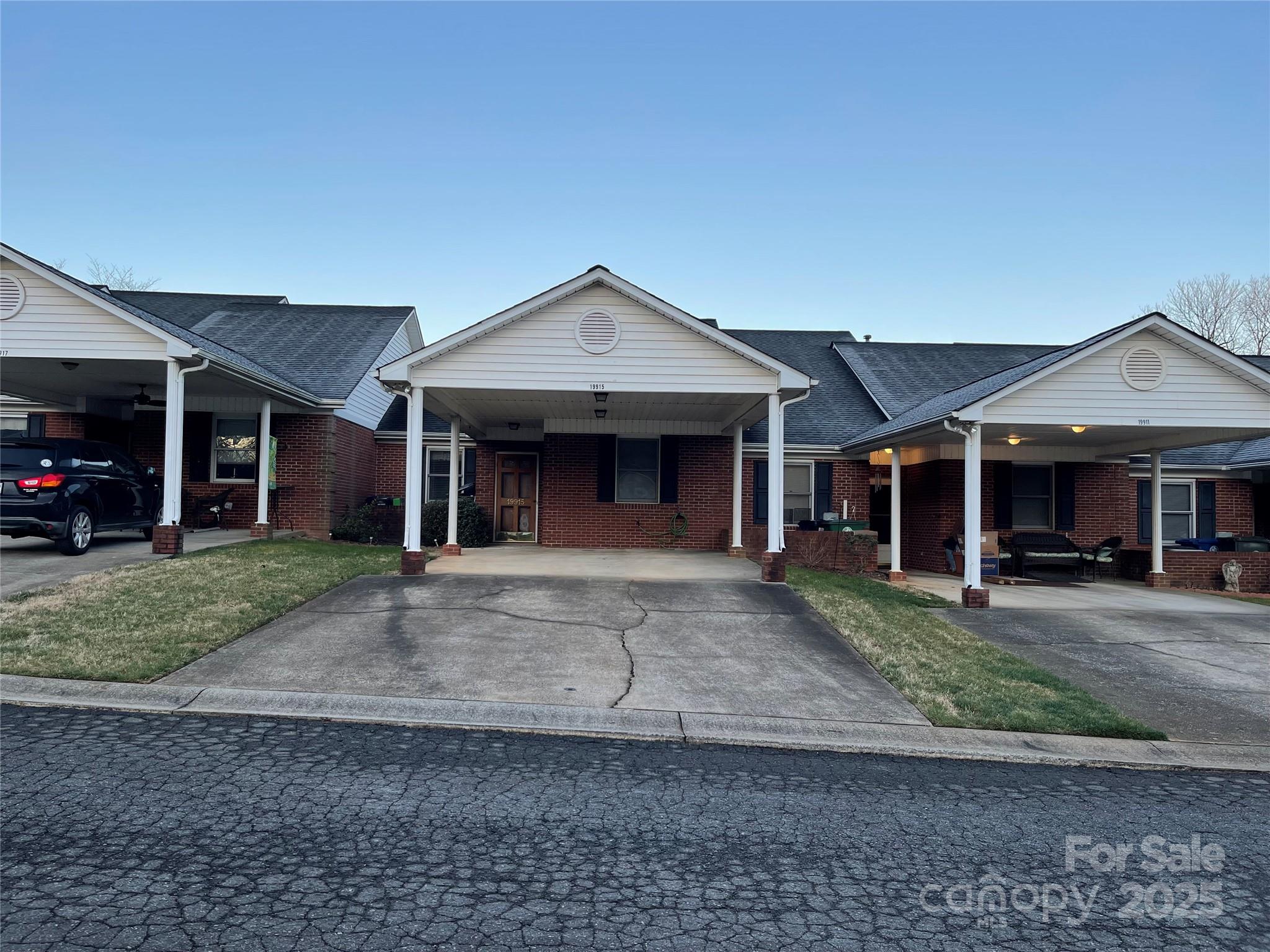 19915 Oak Leaf Circle Property Photo
