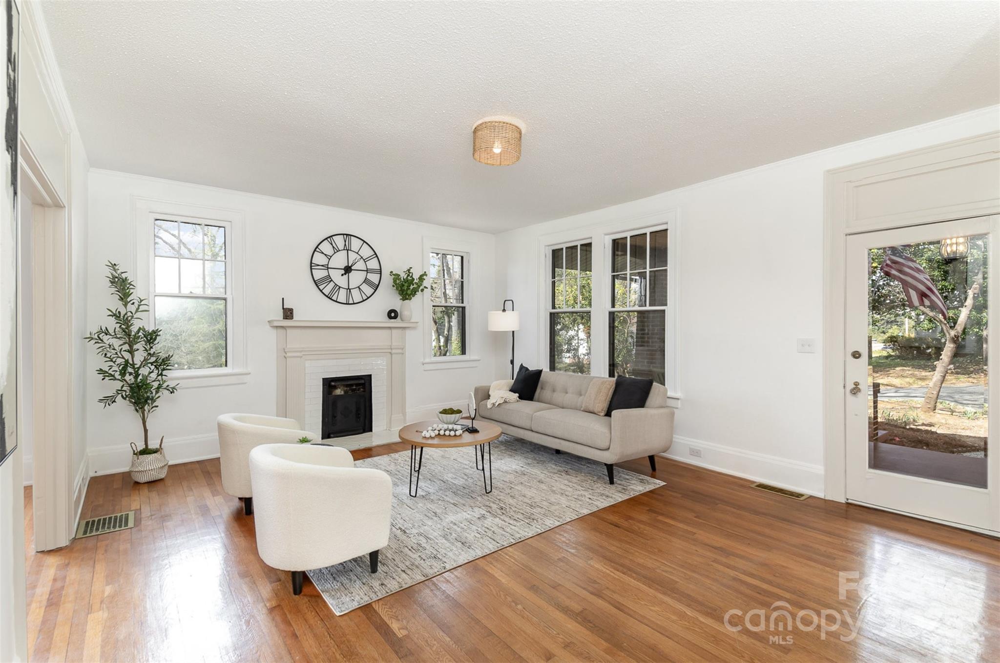 211 W 6th Avenue Property Photo 1
