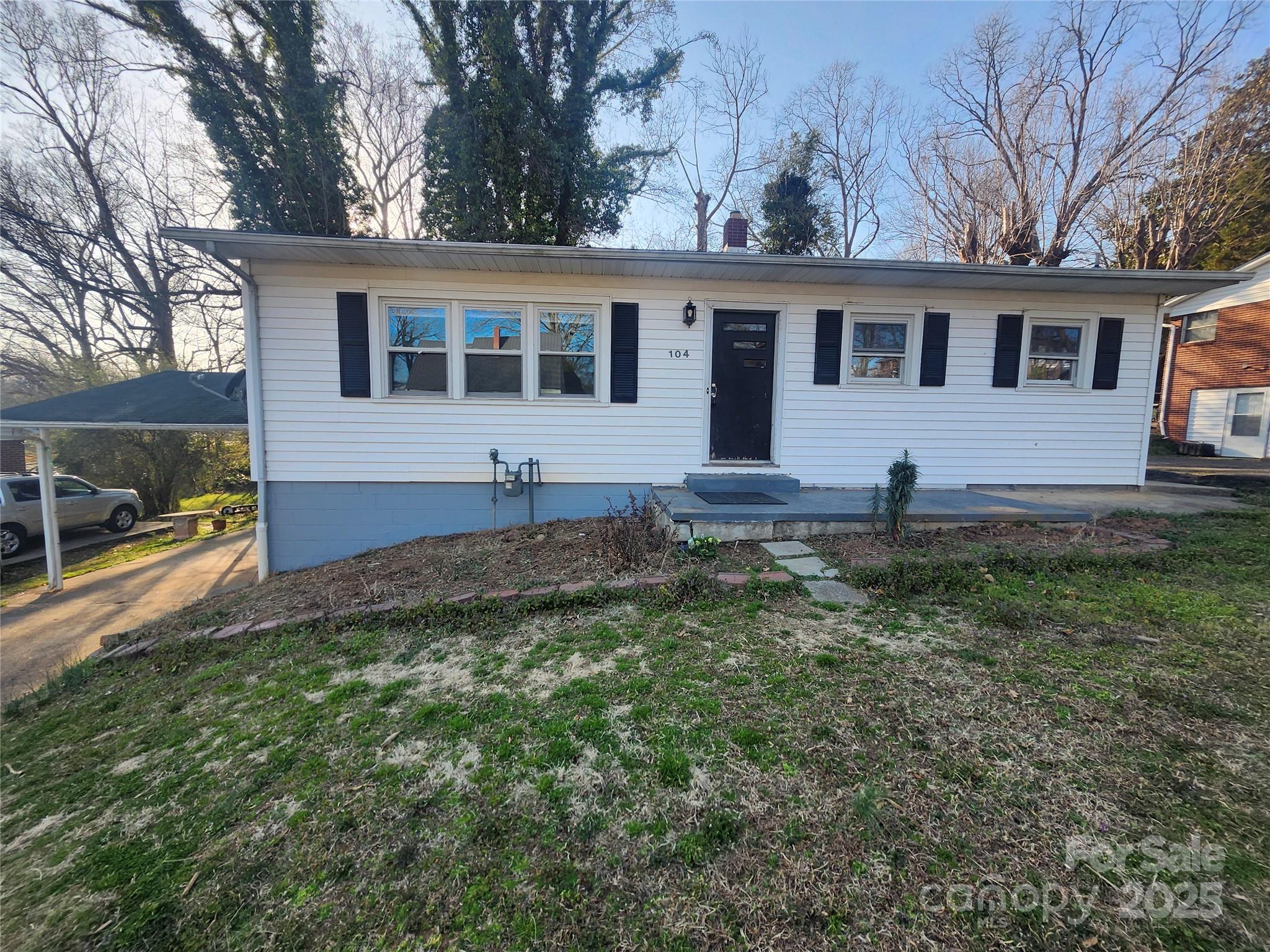 104 W Catawba Street Property Photo