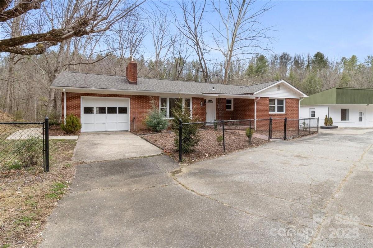 2599/2611 Old Mars Hill Highway Property Photo 2