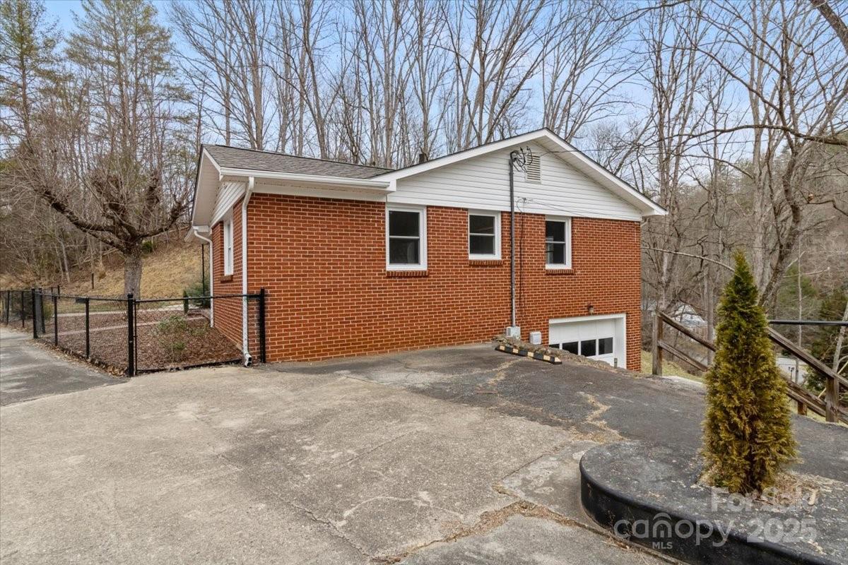 2599/2611 Old Mars Hill Highway Property Photo 4