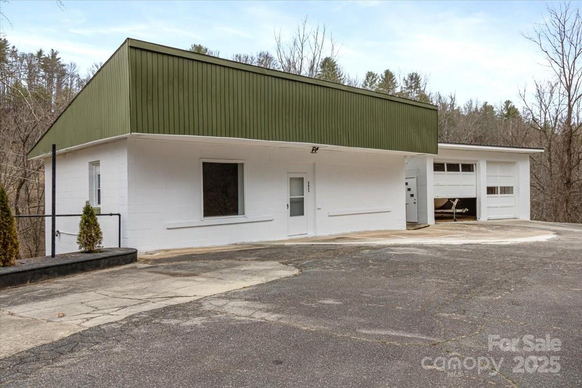 2599/2611 Old Mars Hill Highway Property Photo 8