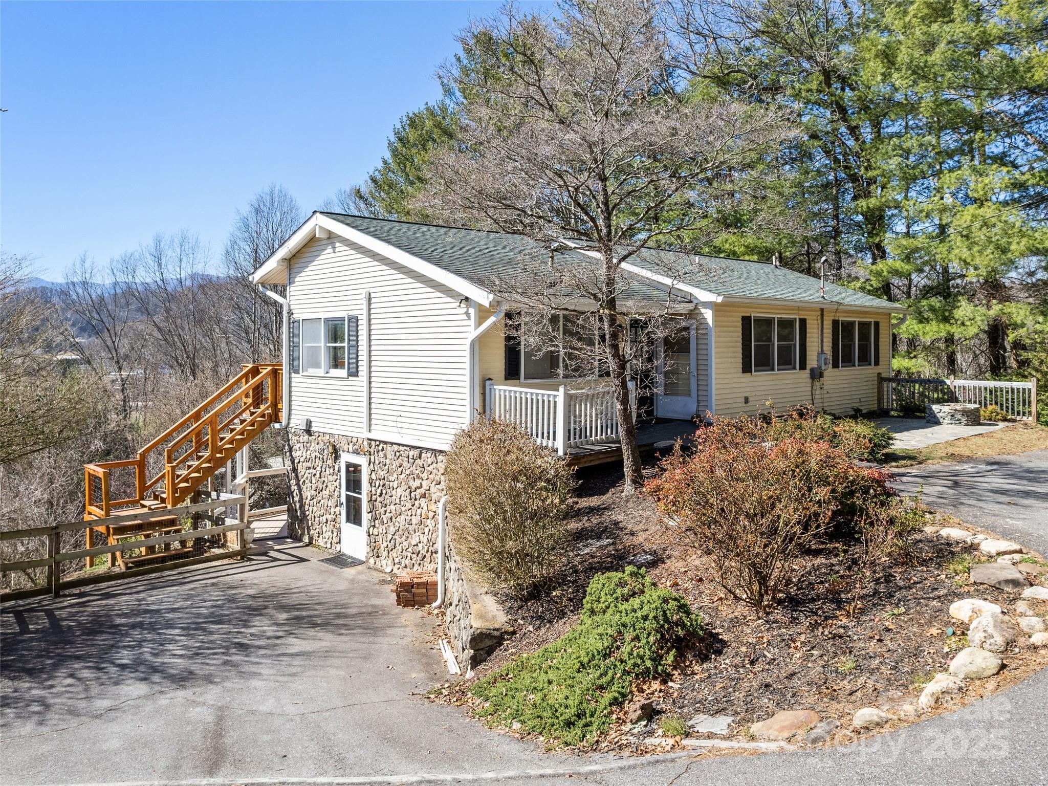 81 Sandow Lane Property Photo
