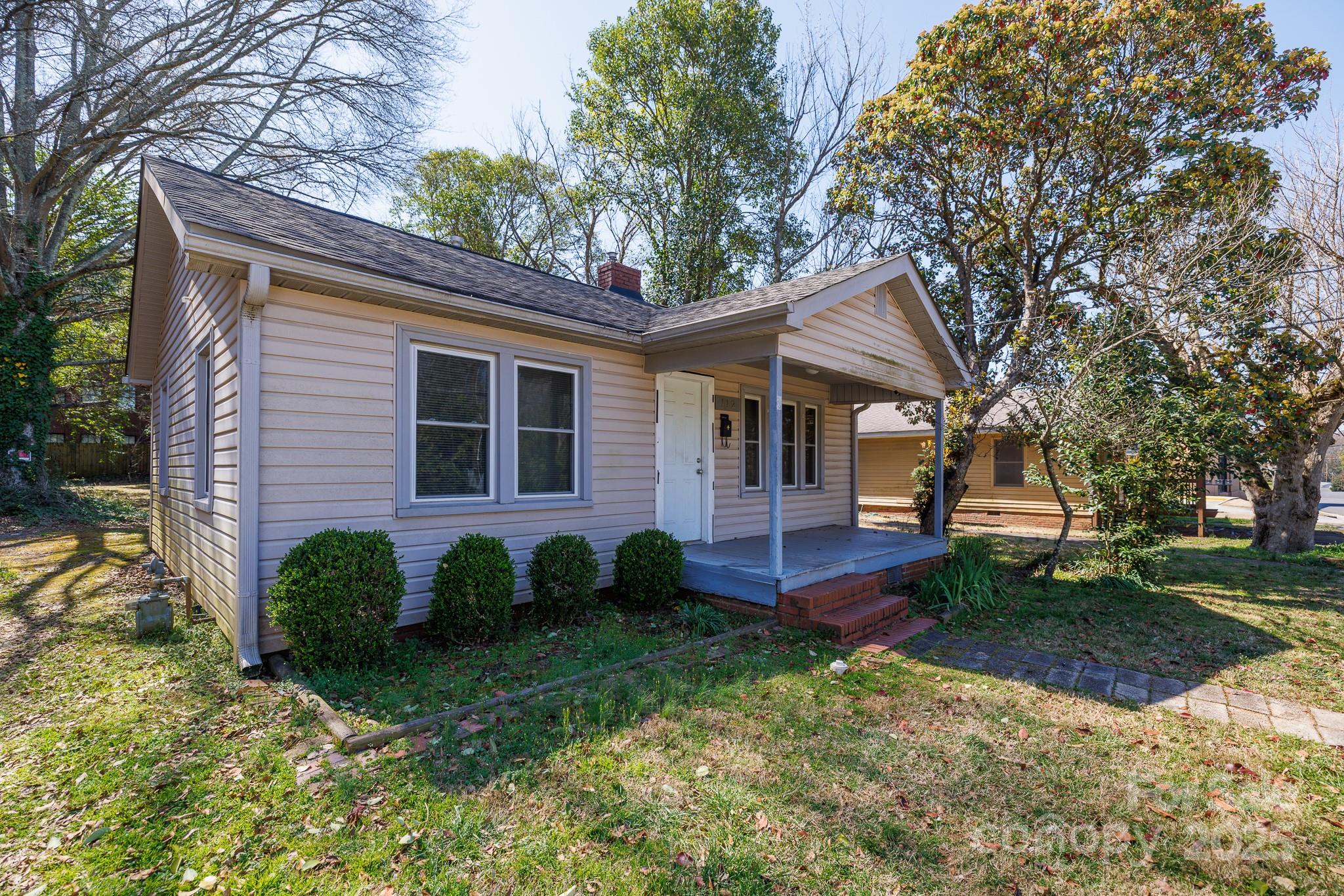 112 E Elliott Street Property Photo