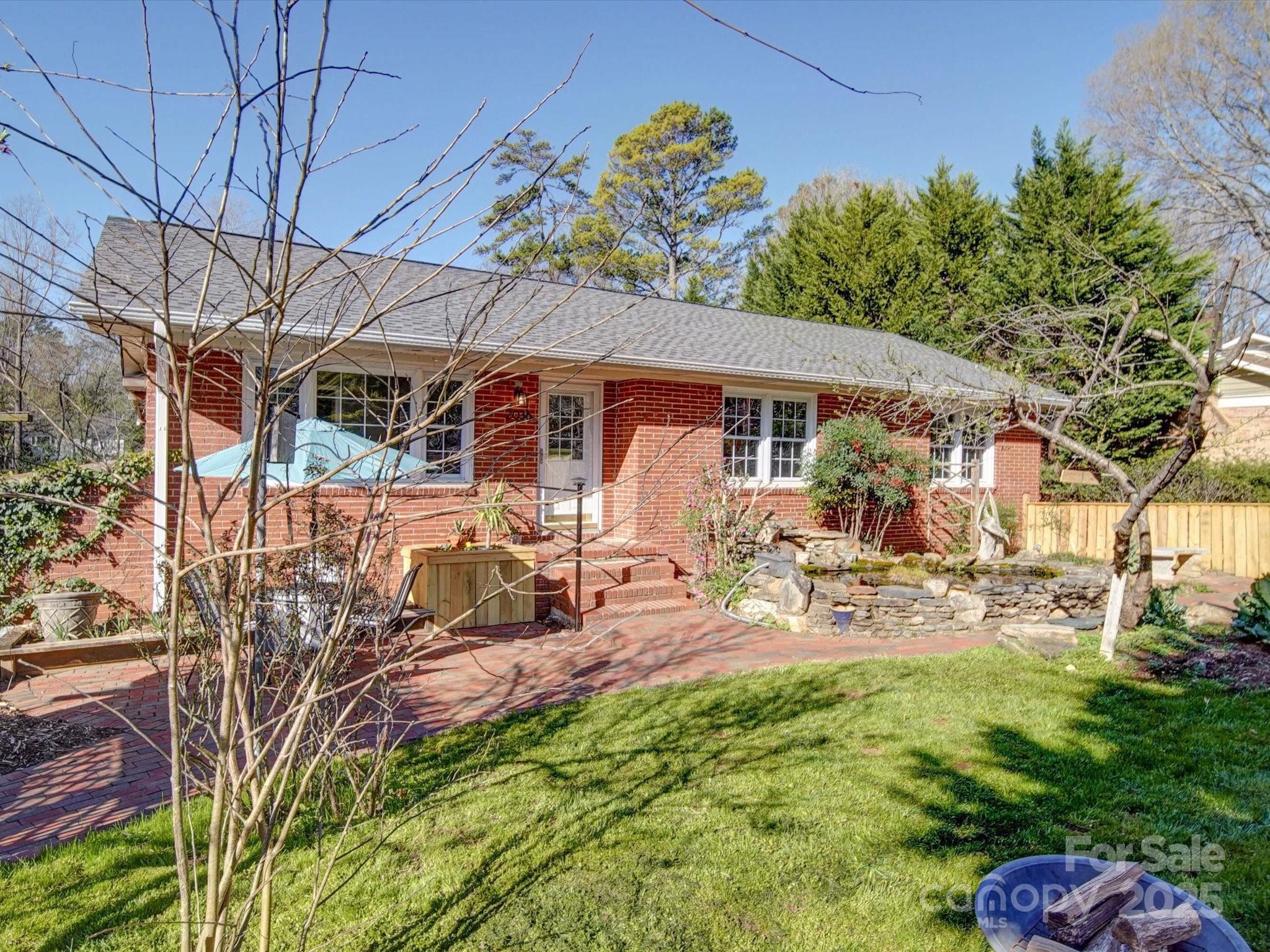 2036 Edgewater Drive Property Photo