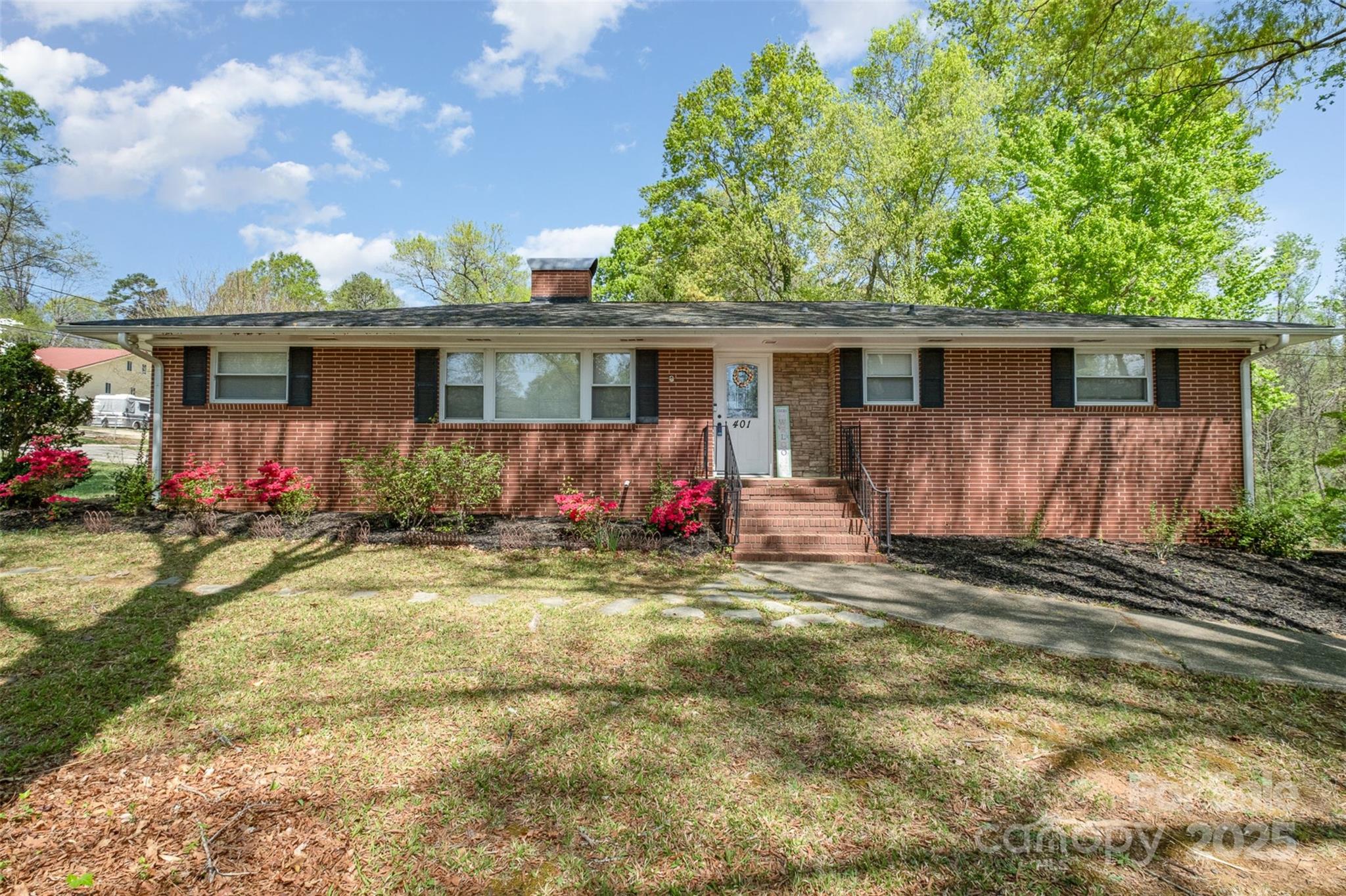 401 Dakota Street Property Photo