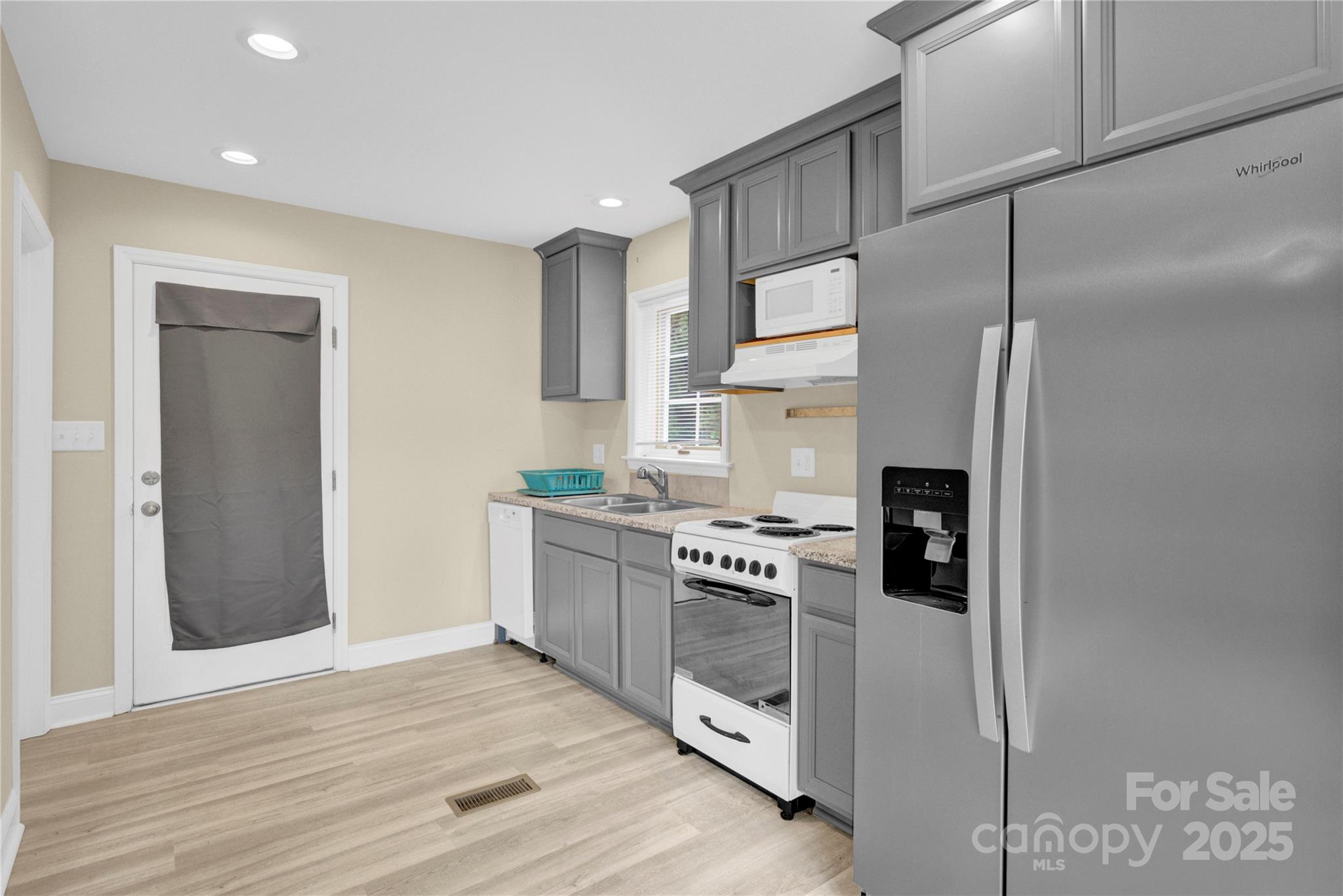 920 Oakridge Farm Highway Property Photo 3