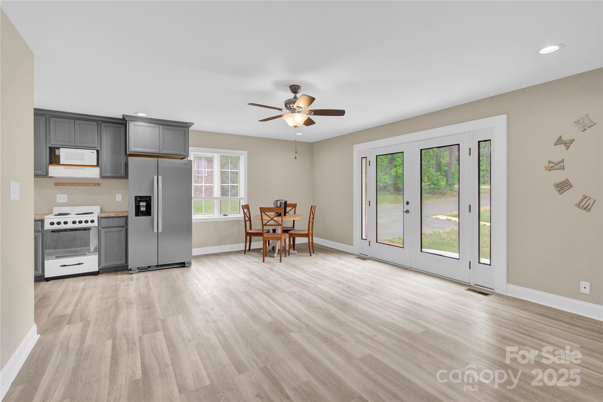 920 Oakridge Farm Highway Property Photo 4