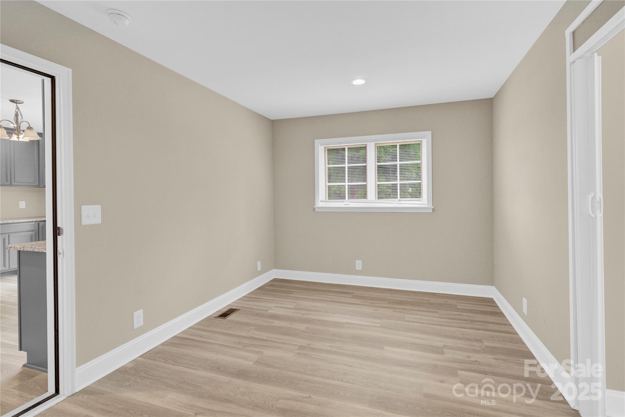 920 Oakridge Farm Highway Property Photo 11