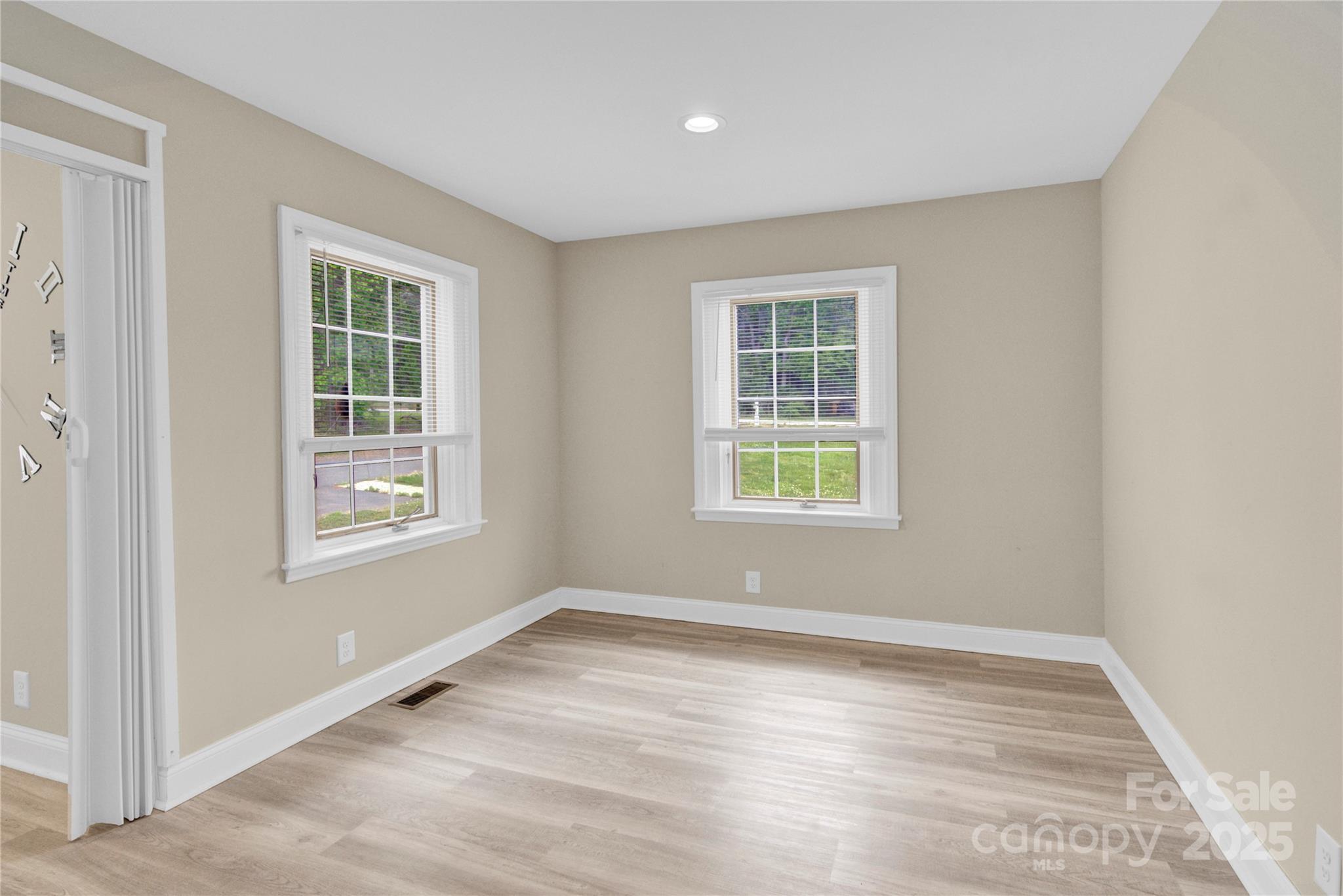 920 Oakridge Farm Highway Property Photo 12