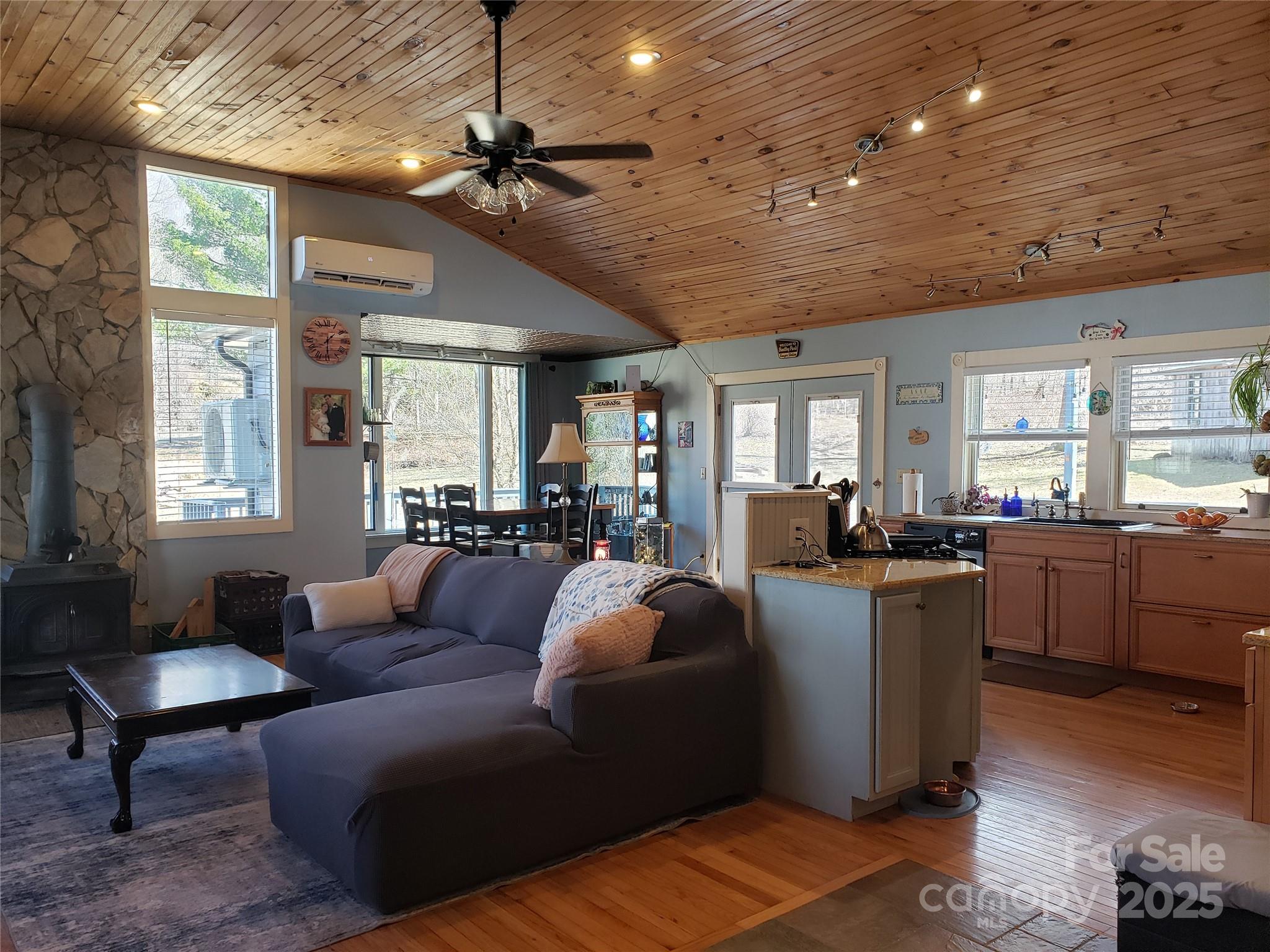 1055 Stagger Weed Road Property Photo 3