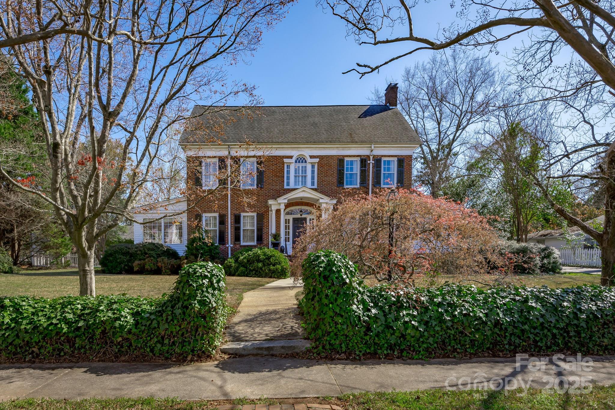 211 W Liberty Street Property Photo