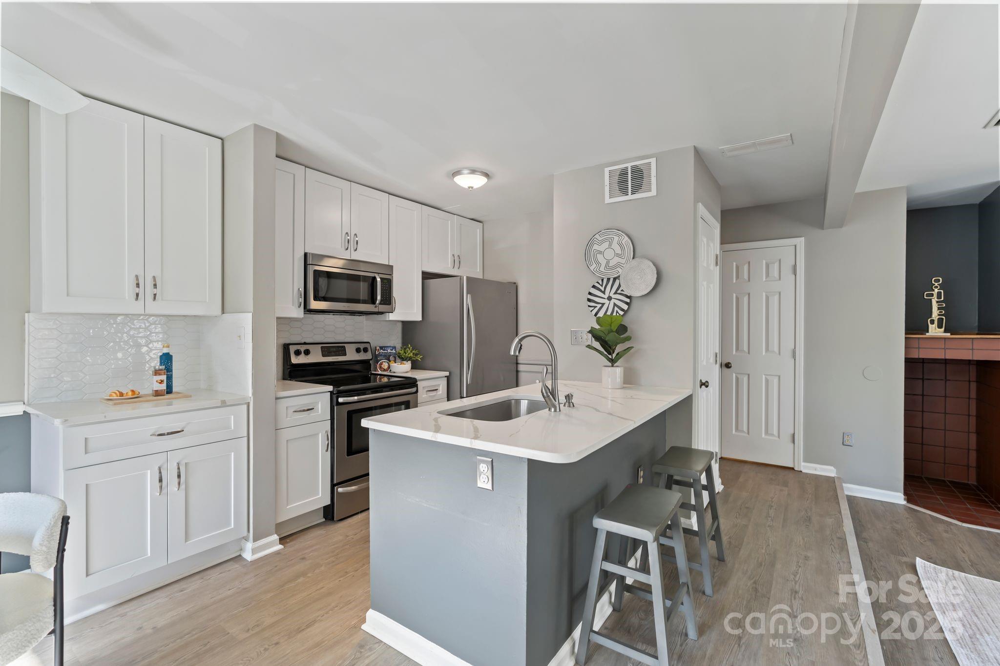 419 W 8th Street 50 Property Photo 2