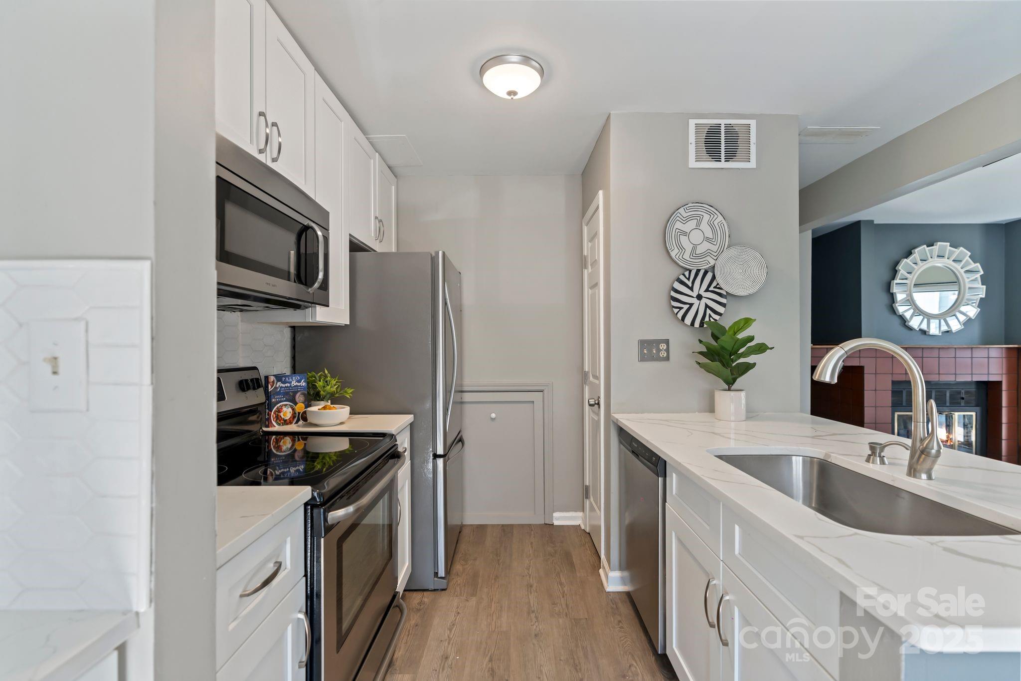 419 W 8th Street 50 Property Photo 3