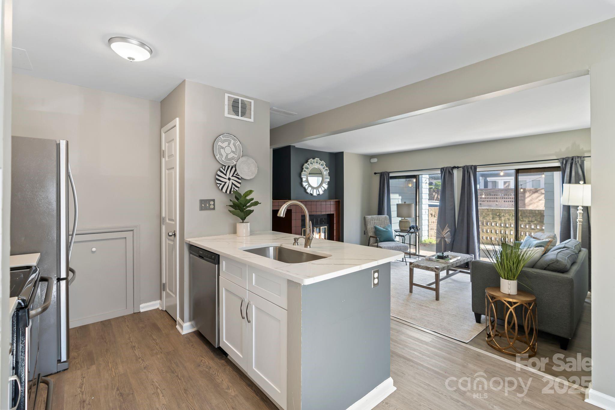 419 W 8th Street 50 Property Photo 4
