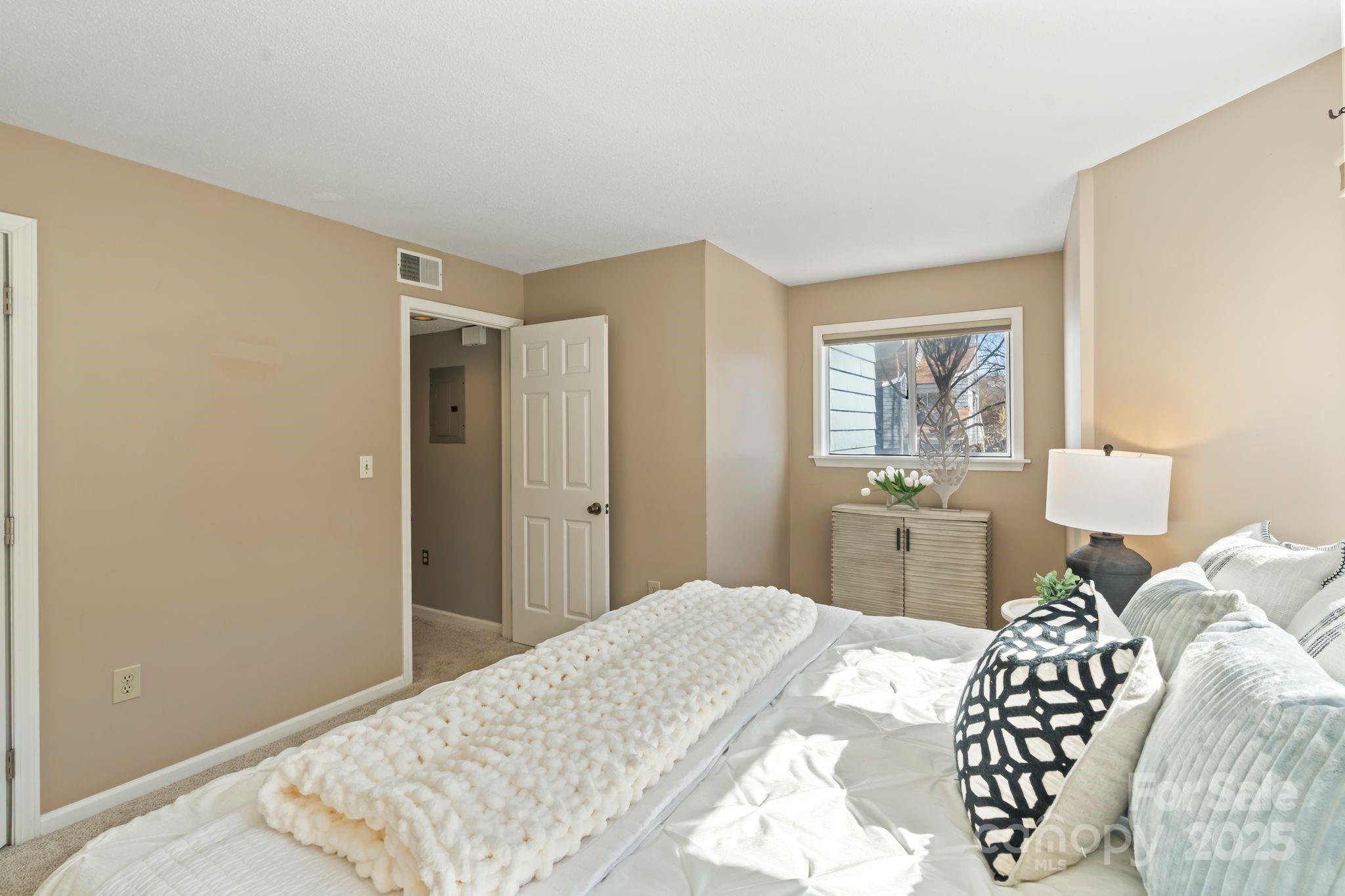 419 W 8th Street 50 Property Photo 13