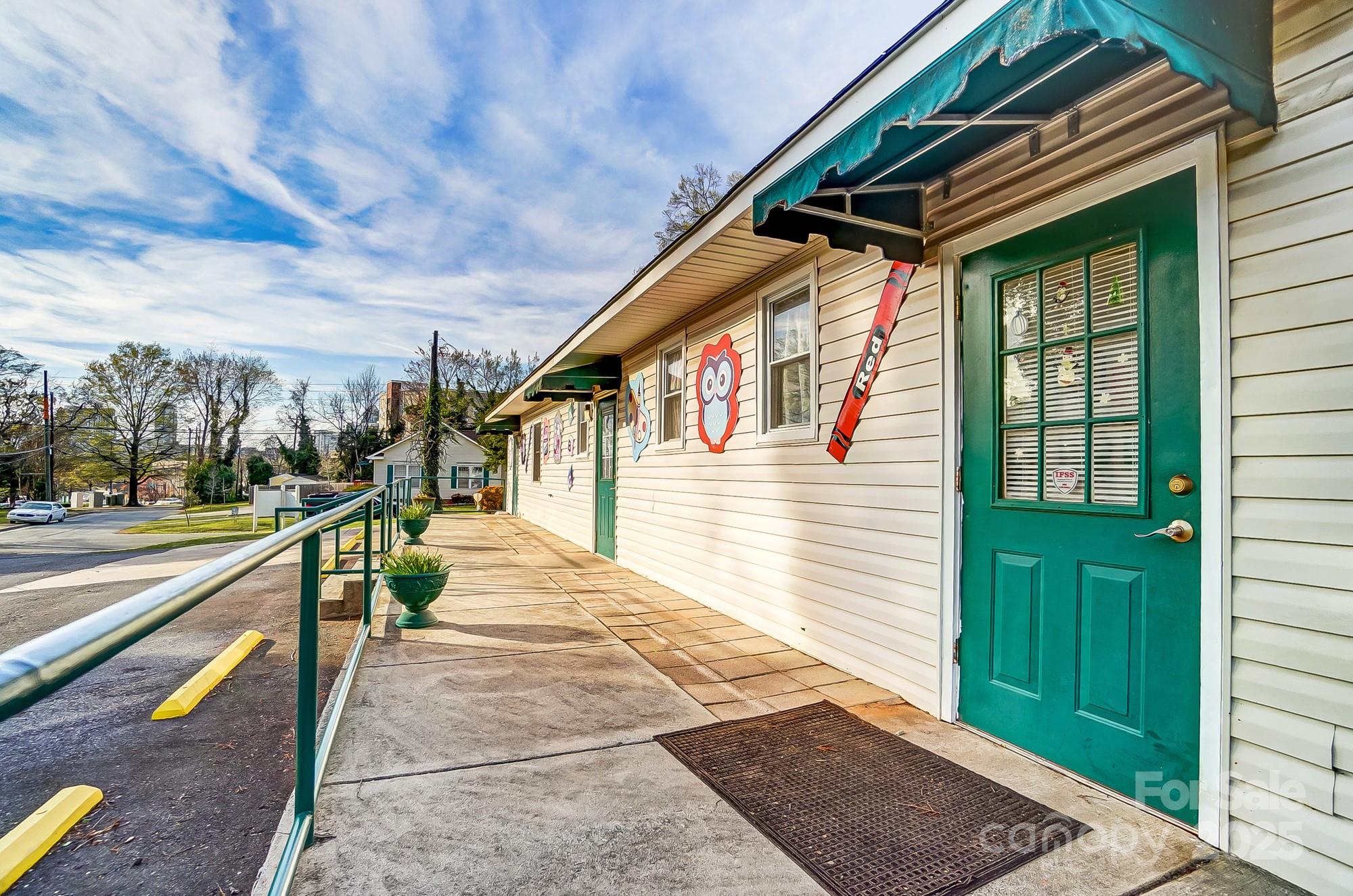 229 S Fox Street Property Photo 4