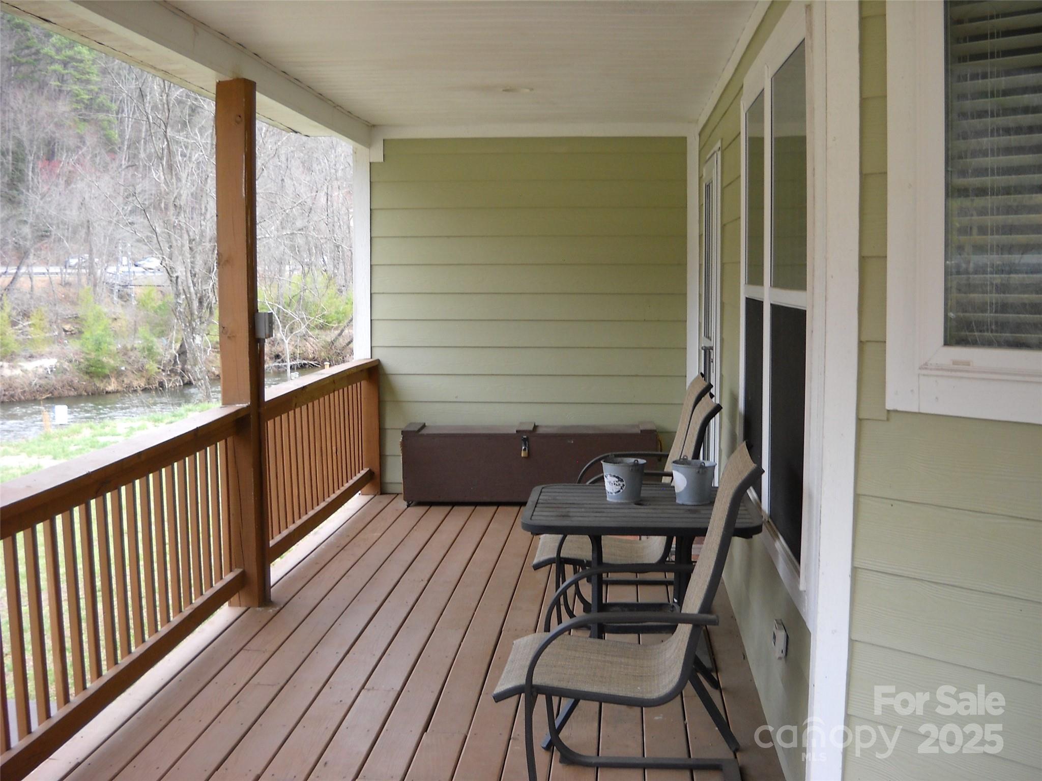 992 Hornet Drive Property Photo 5