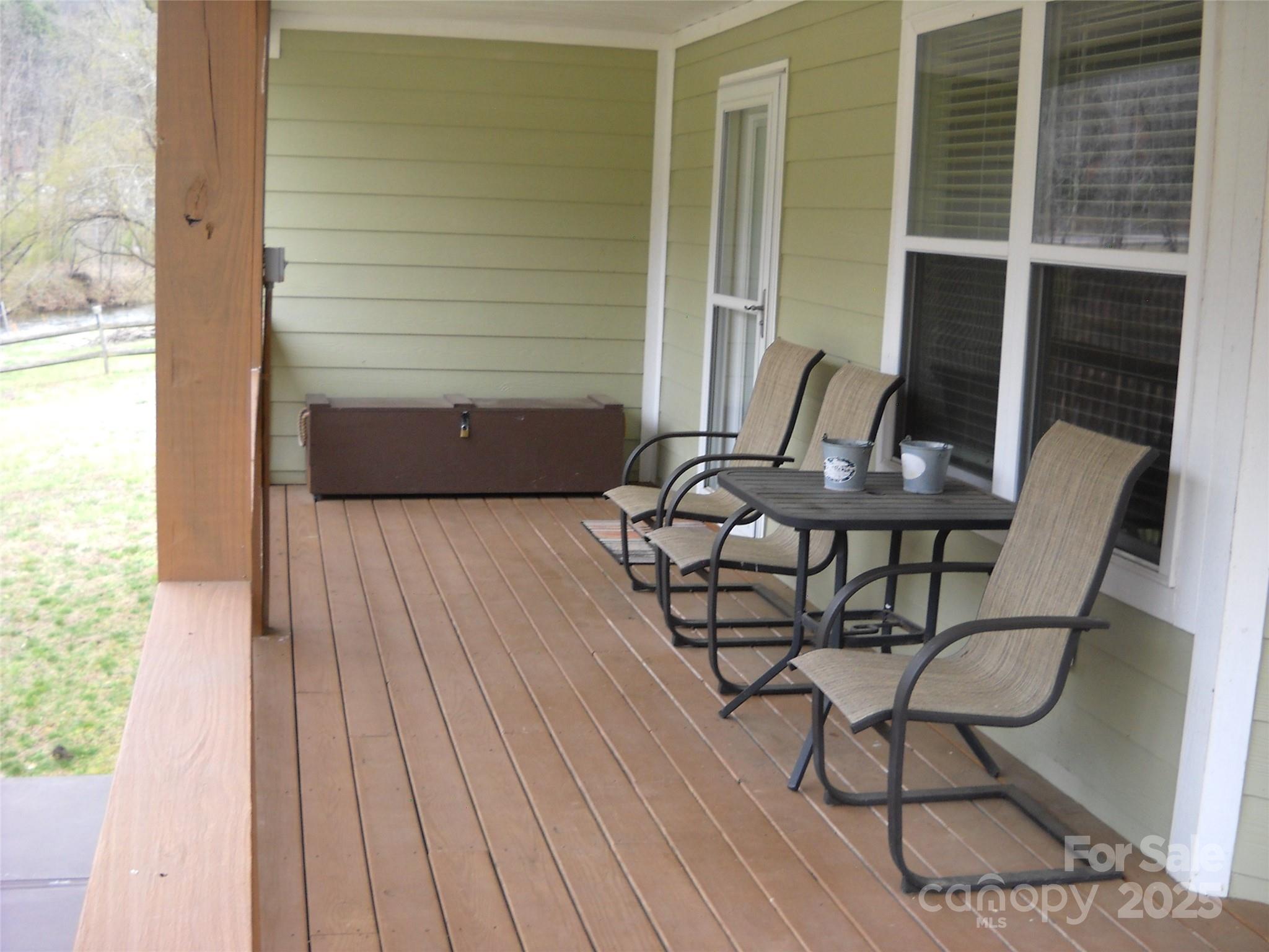 992 Hornet Drive Property Photo 6