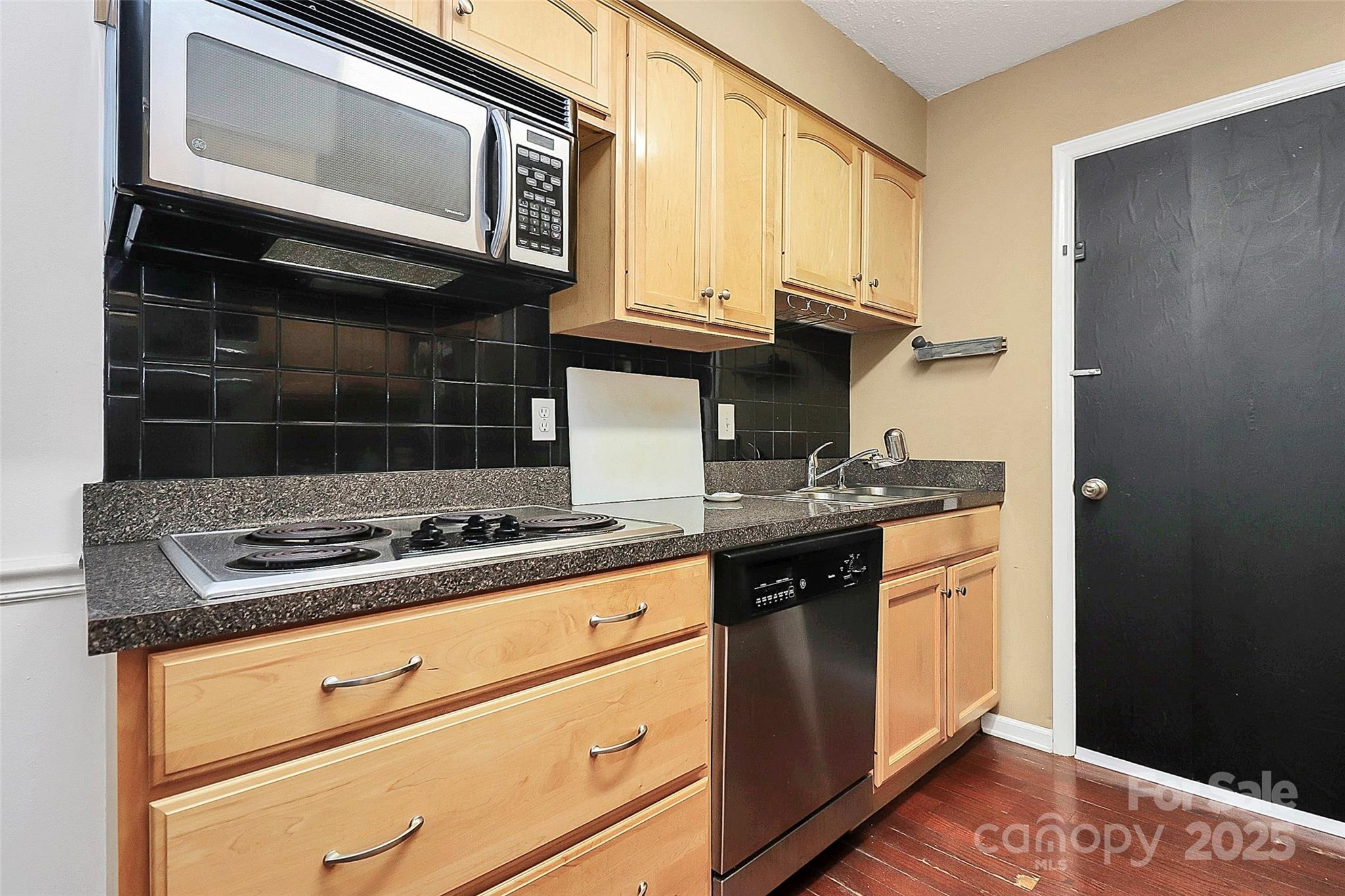 4743 Hedgemore Drive E Property Photo 6