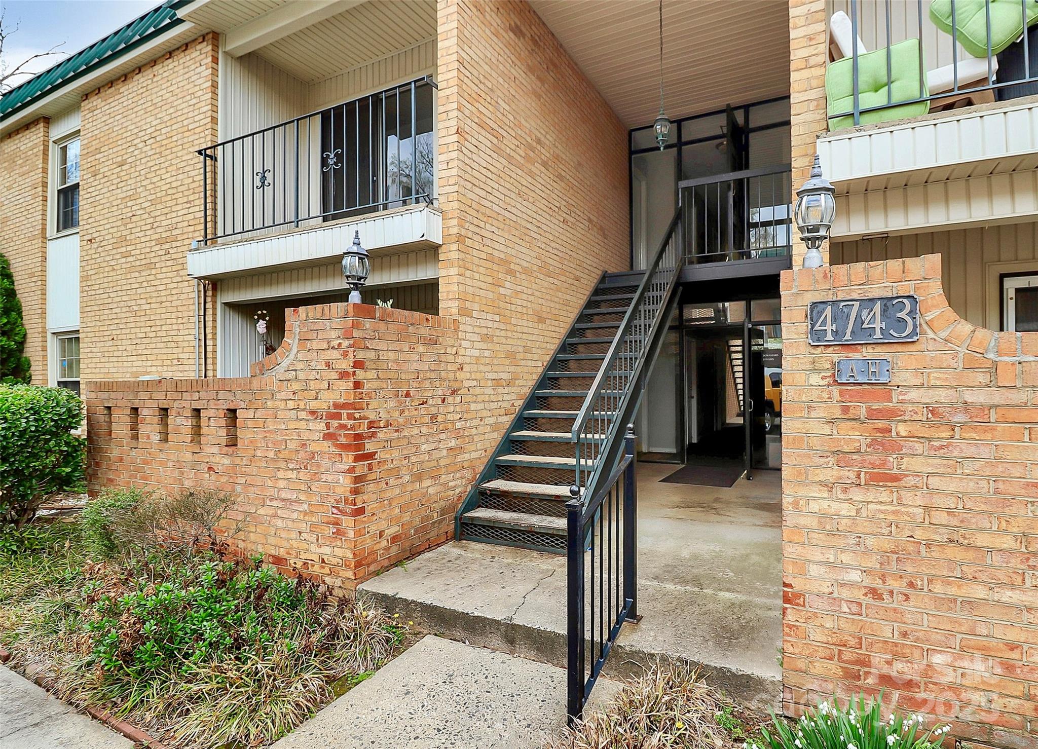4743 Hedgemore Drive E Property Photo 18