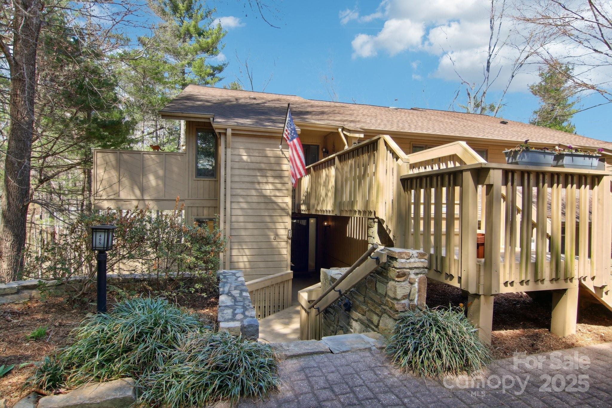 405 N Scarlet Oak Lane Property Photo 1