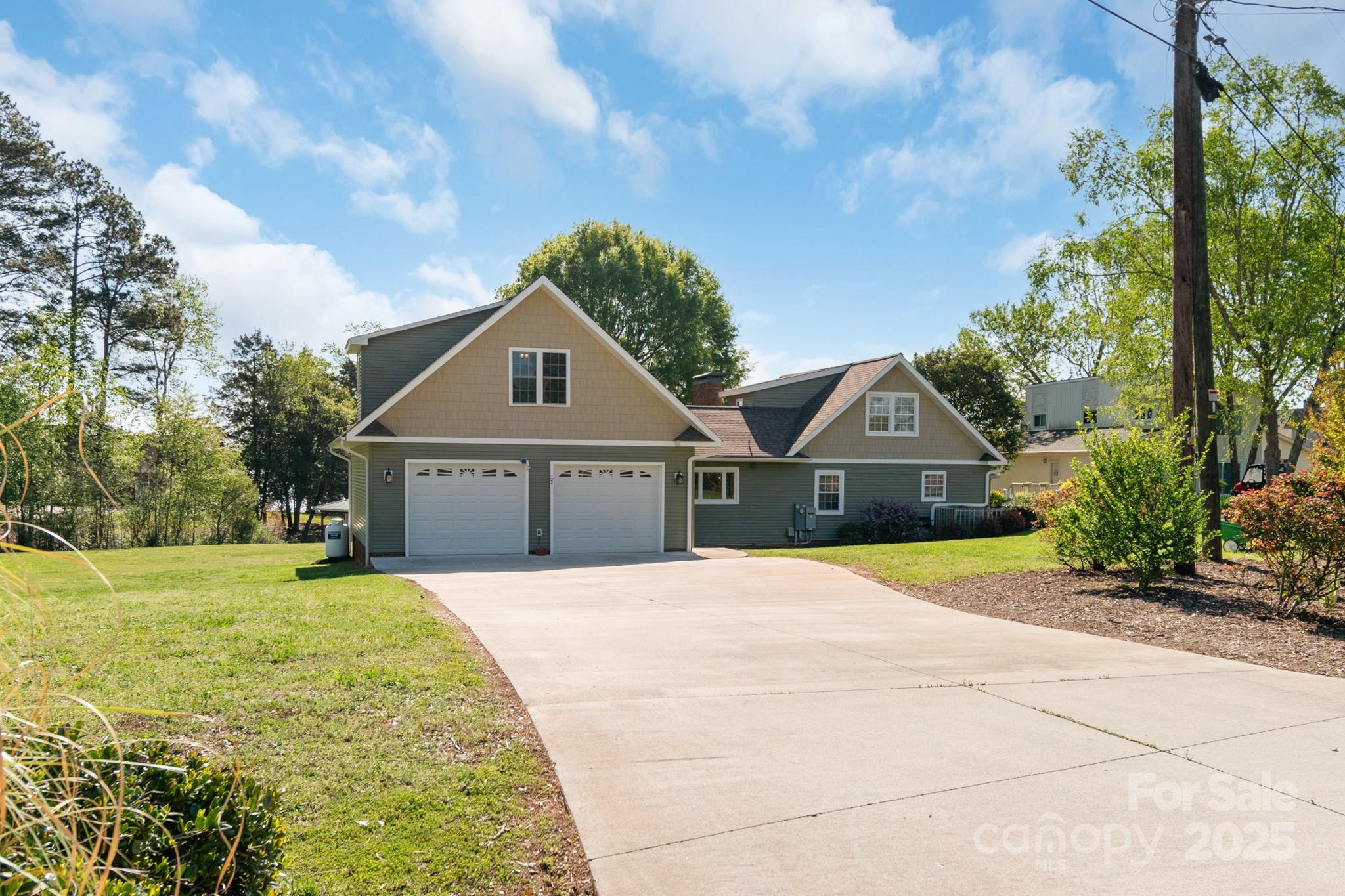 421 Tranquil Bay Circle Property Photo 3