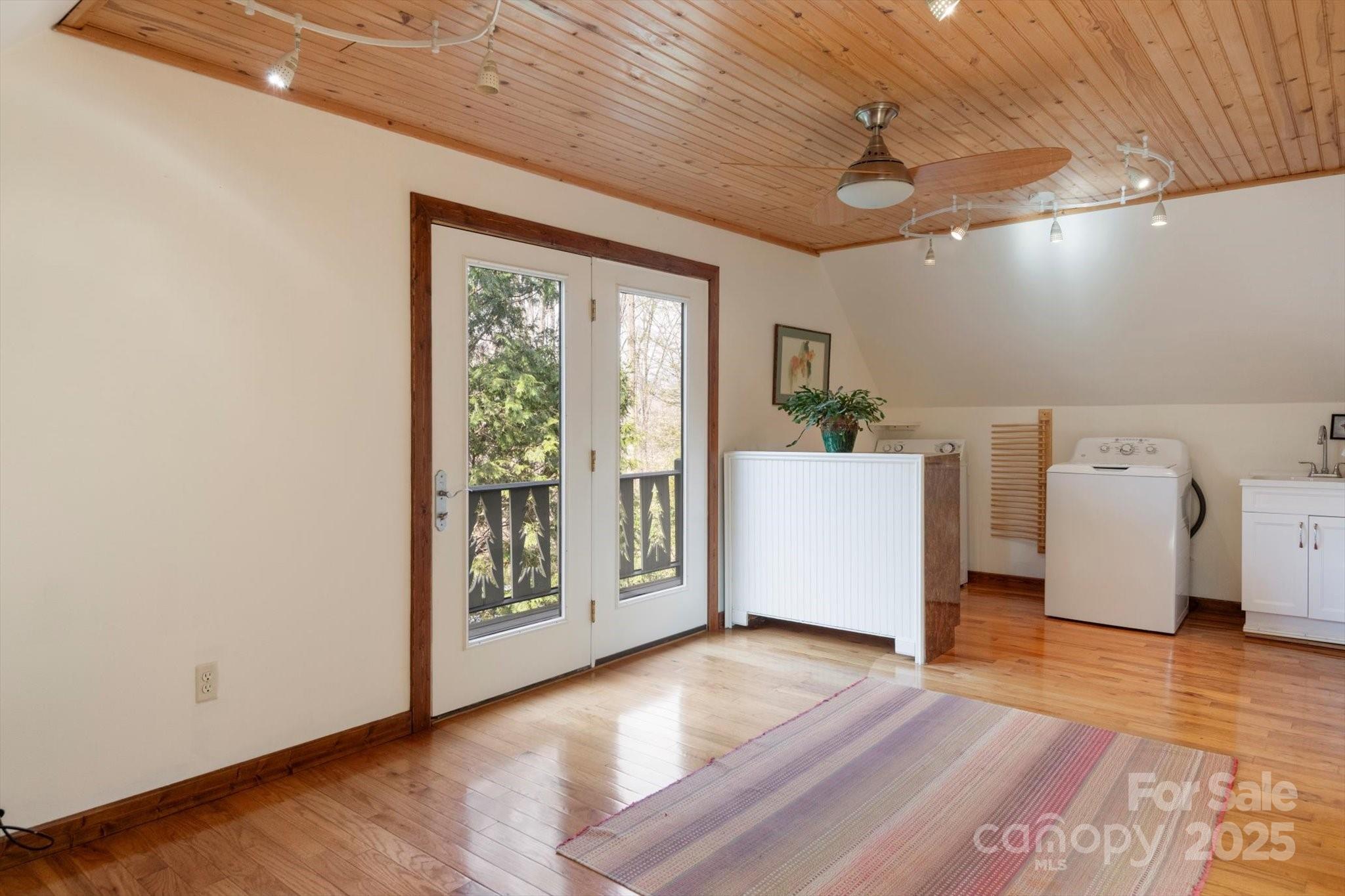 1506 Lynn Road Property Photo 6