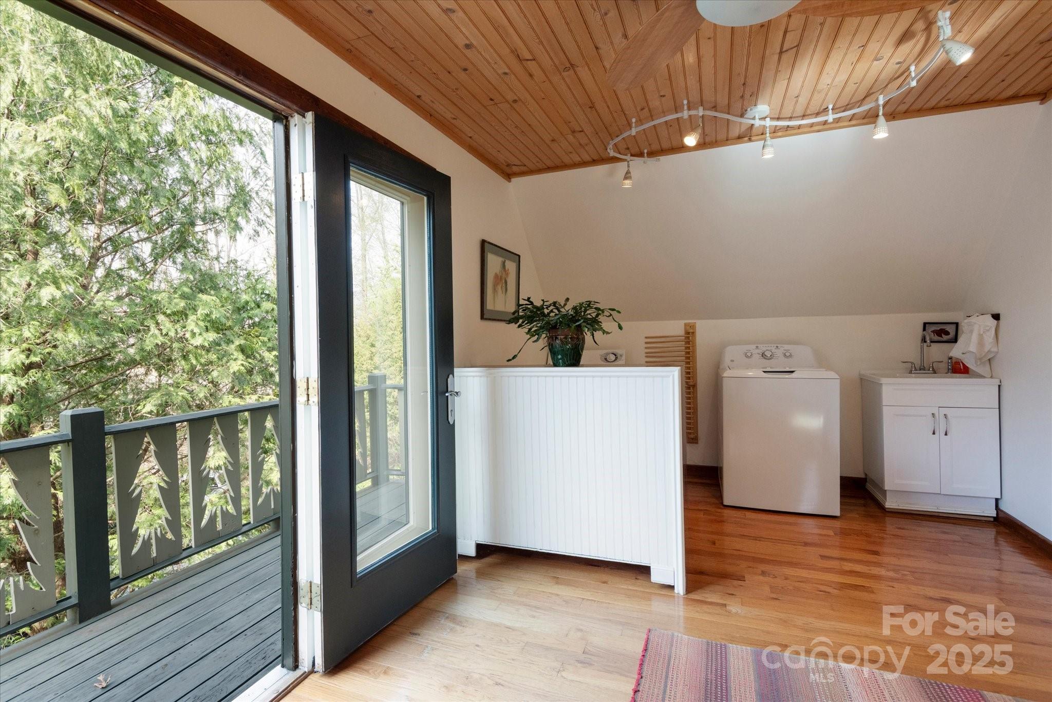1506 Lynn Road Property Photo 11