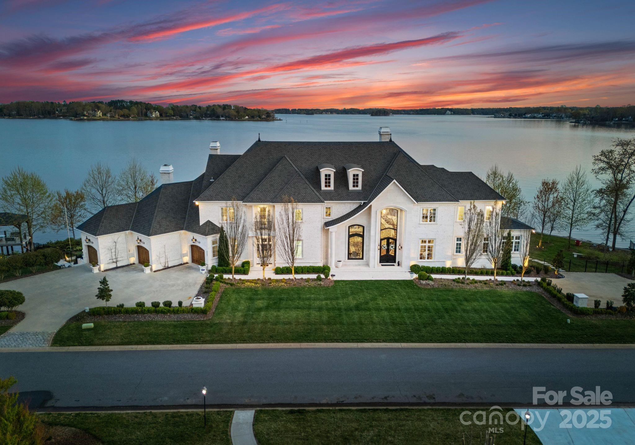 8228 Bay Pointe Drive Property Photo 3
